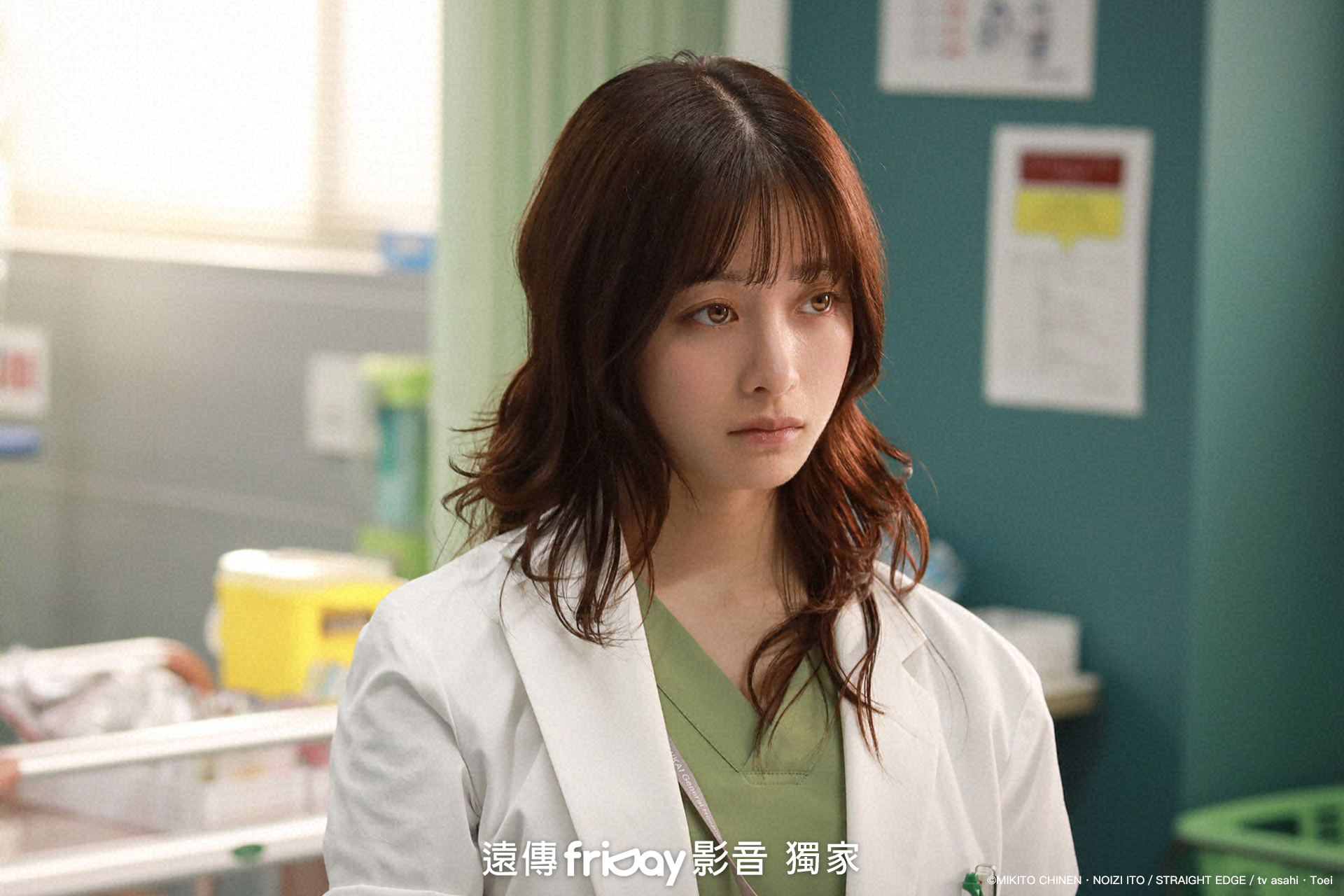 女星橋本環奈在《天久鷹央的推理病歷表 日劇版》裡飾演不擅人際的天才診斷醫天久鷹央。（friDay影音提供）