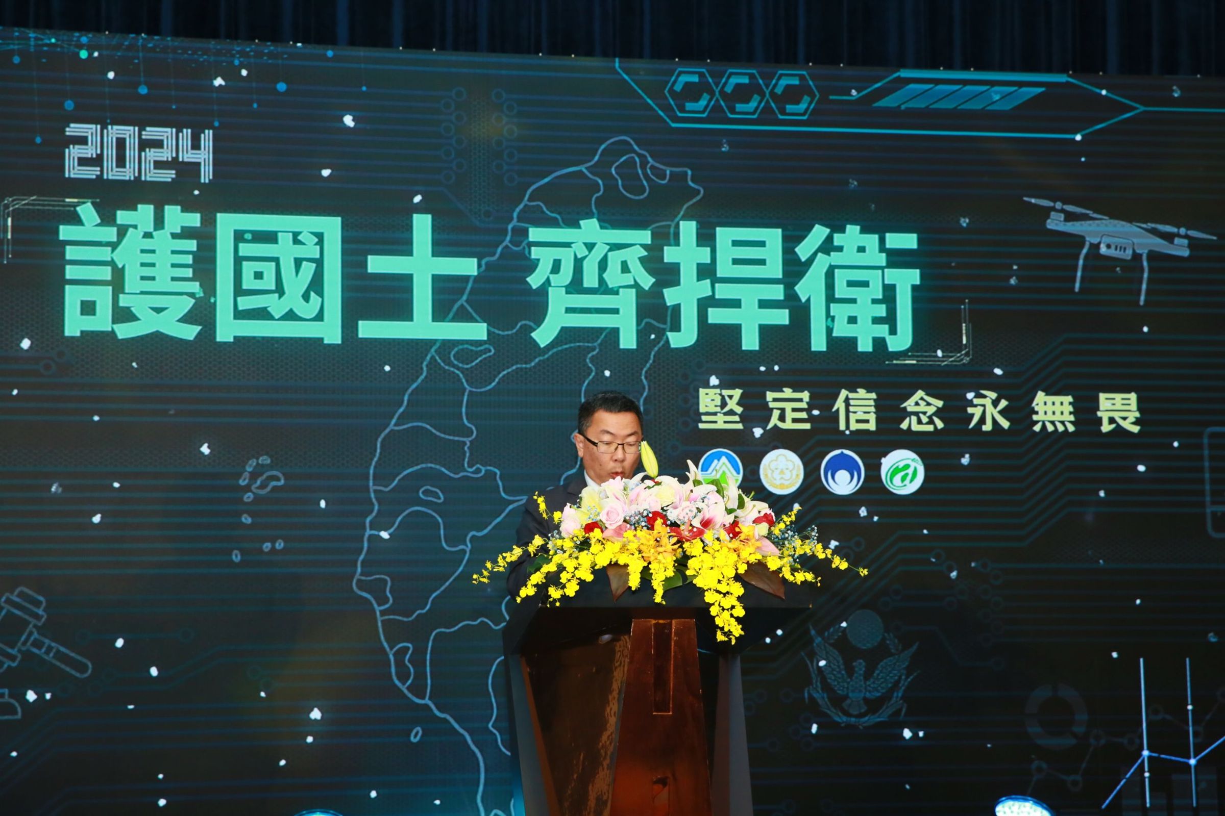 行政院政務委員林明昕特別頒獎給10位偵辦國土保育及環保犯罪有功人士,並與法務部、環境部及農業部等官員合影,宣示政府對守護國土、打擊犯罪決心。(高檢署提供)