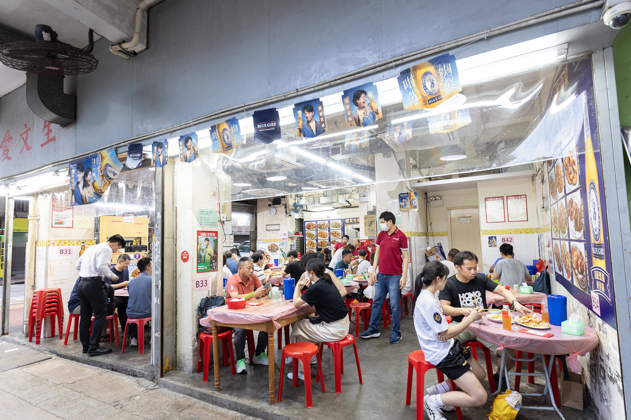 愛文生昔日為碼頭工人與漁民溫飽的據點，如今已成海外觀光客與在地人的熱門聚會場所。