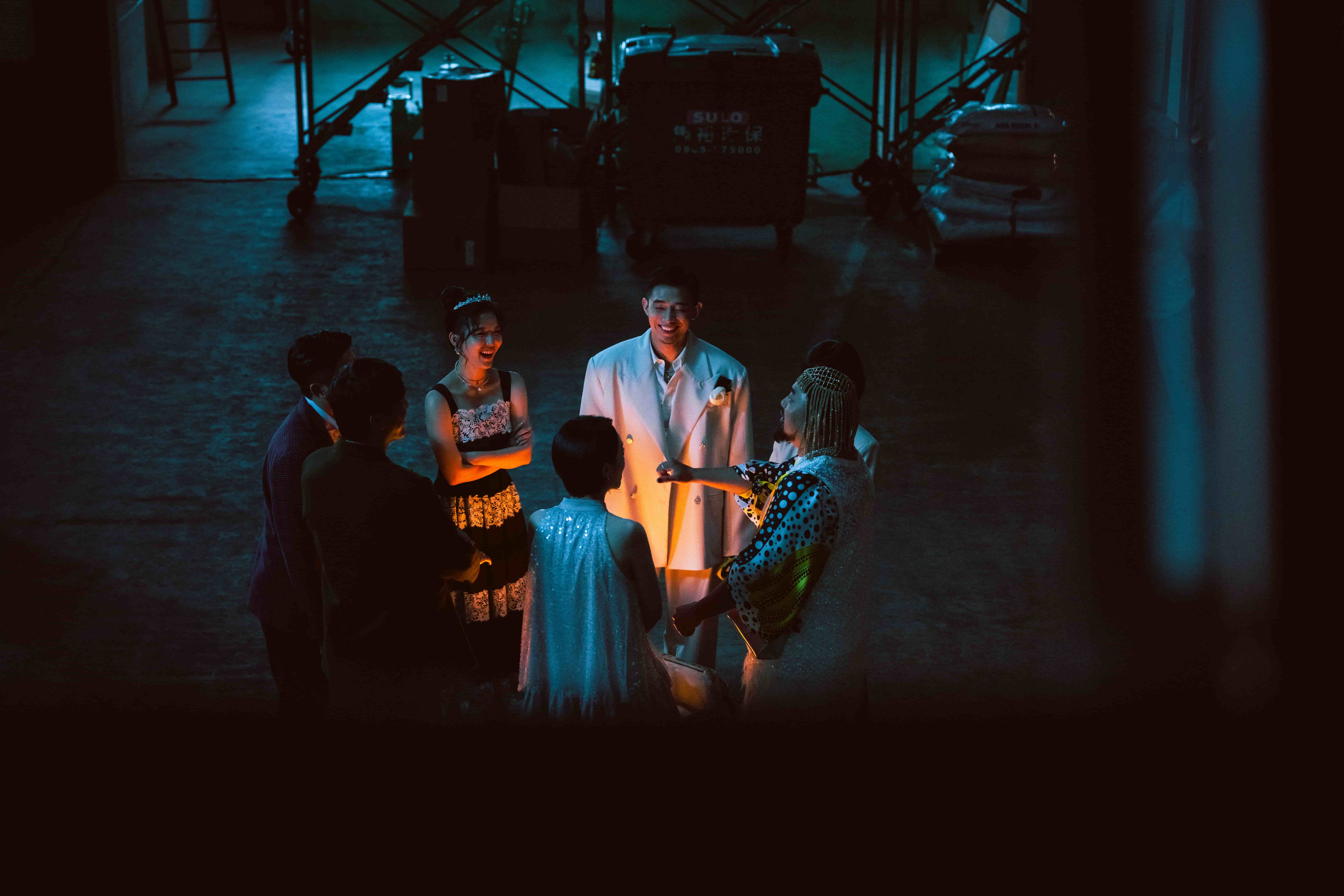 電影劇情從坊間流傳能增進感情的牽手遊戲為起點，演變成恐怖大逃殺故事。（網銀國際提供）