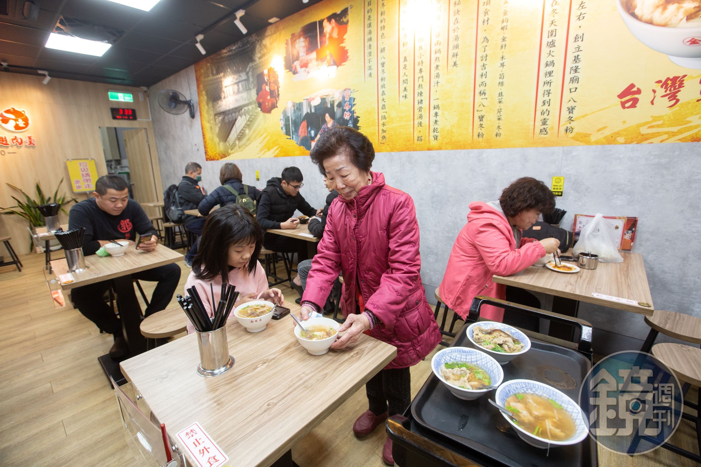 一聽到四代陳芝妤願意操持家業,早退休、疼孫的二代陳藍阿梅阿嬤,會不時來幫忙端盤子、當店裡的活招牌。