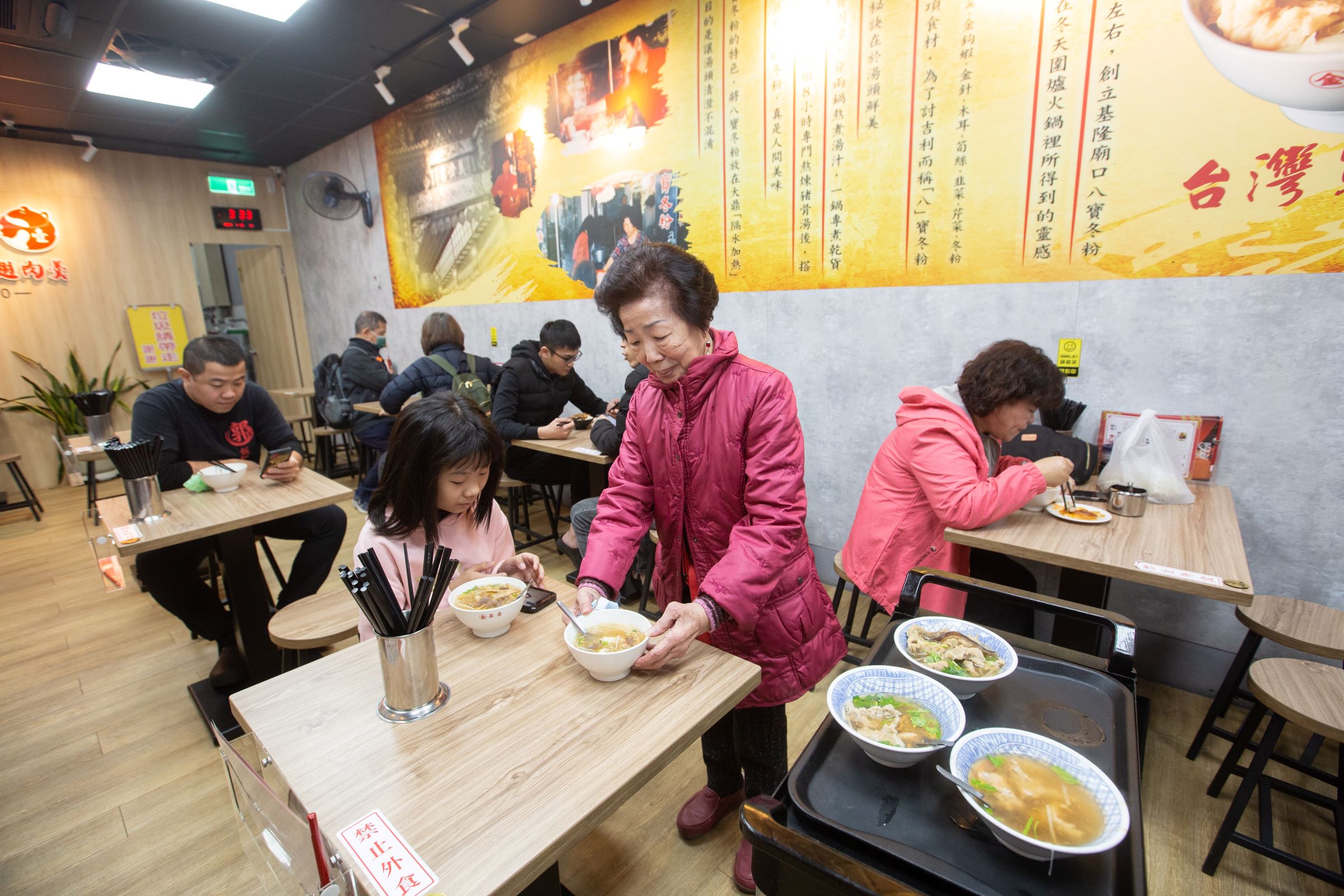 一聽到四代陳芝妤願意操持家業，早退休、疼孫的二代陳藍阿梅阿嬤，會不時來幫忙端盤子、當店裡的活招牌。