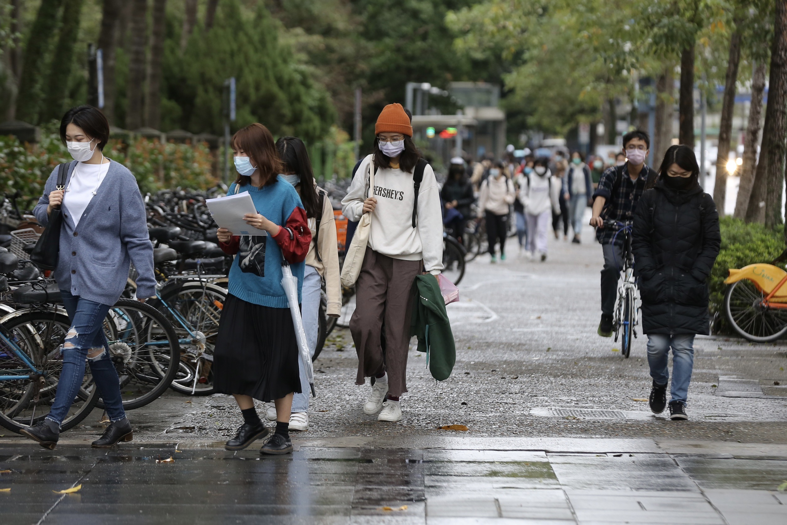 今（19日）鋒面雲系快速通過，北部、東部都有雨，中部山區也有零星飄雨。（本刊資料照）