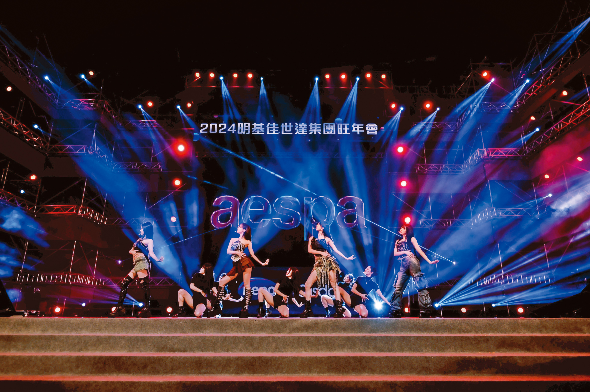 韓國女團aespa去年首次訪台在集團尾牙活動表演（左圖）。（希林國際提供）