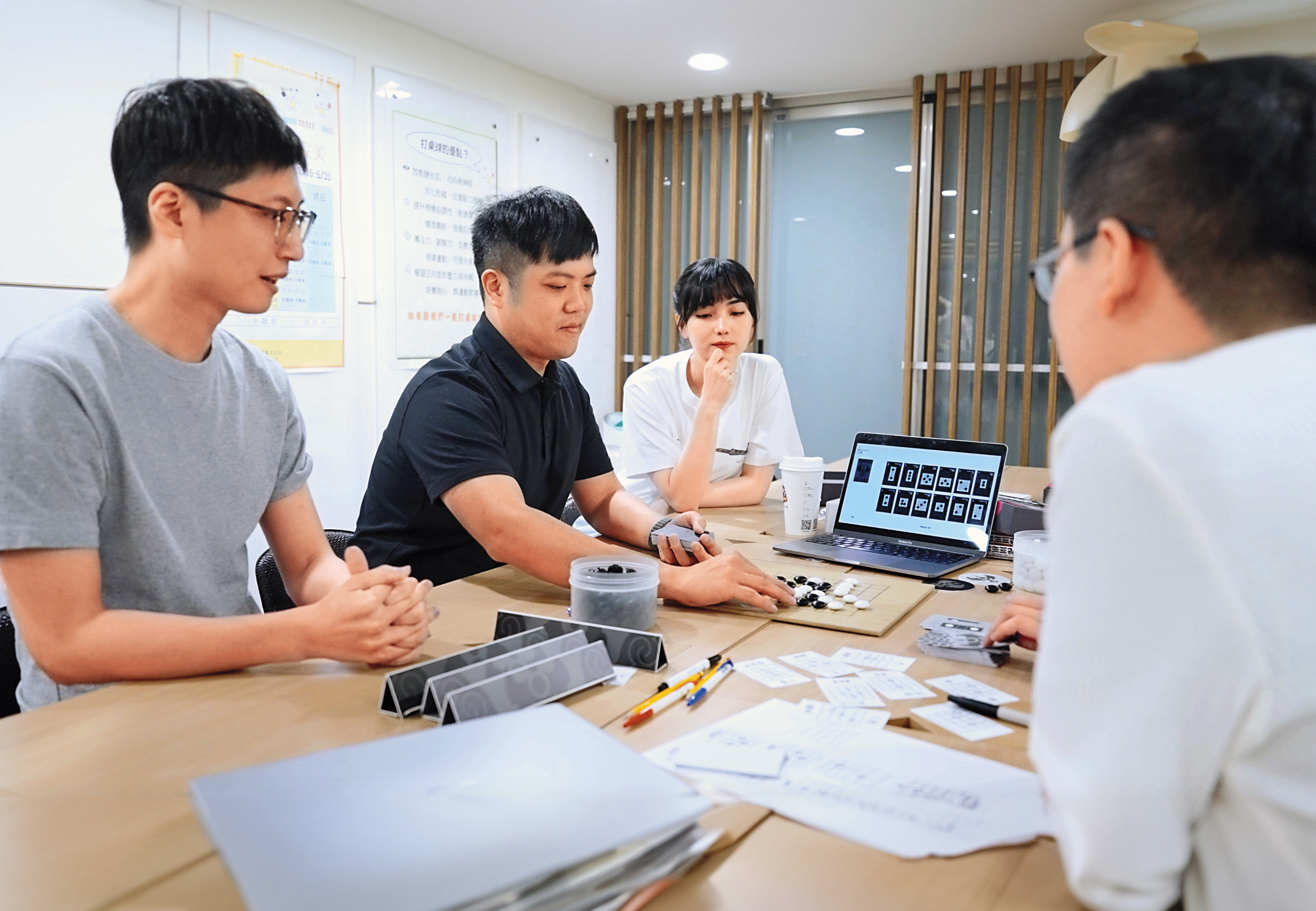 為呈現圍棋核心精神，《烏鷺爭霸》玩法經過多次討論與調整。左起為職業九段棋士蕭正浩、徐煊博與黑嘉嘉。（黑嘉嘉圍棋提供）