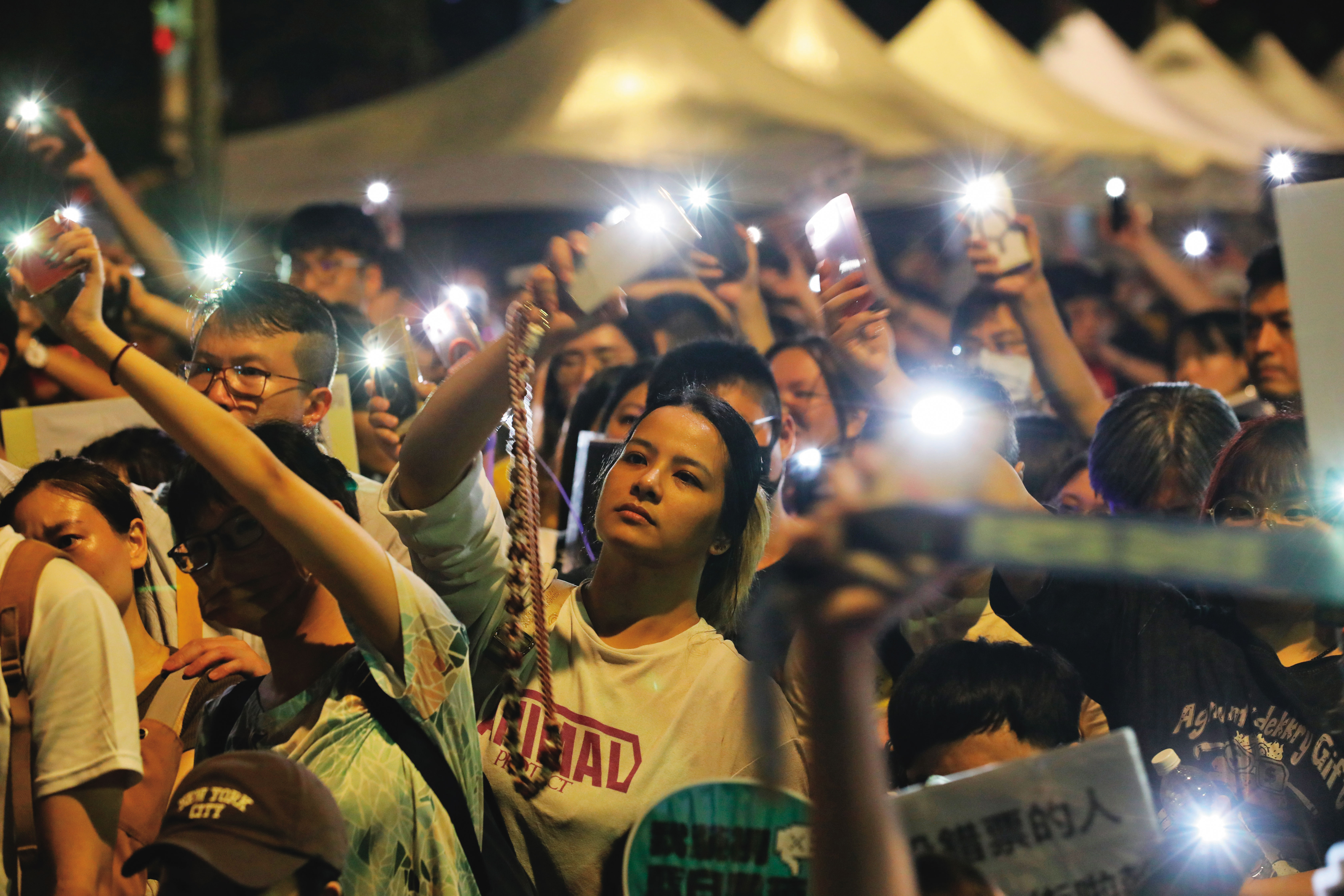 民眾在青島東路上集結唱歌，抗議藍白違反議事規則、任意擴權。