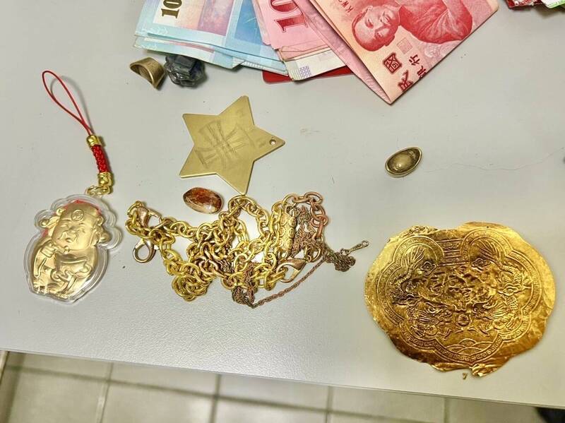警方在林男身上搜出多面金牌、手環、玉佩，但仍有些贓物已經被變賣、花光。（警方提供）