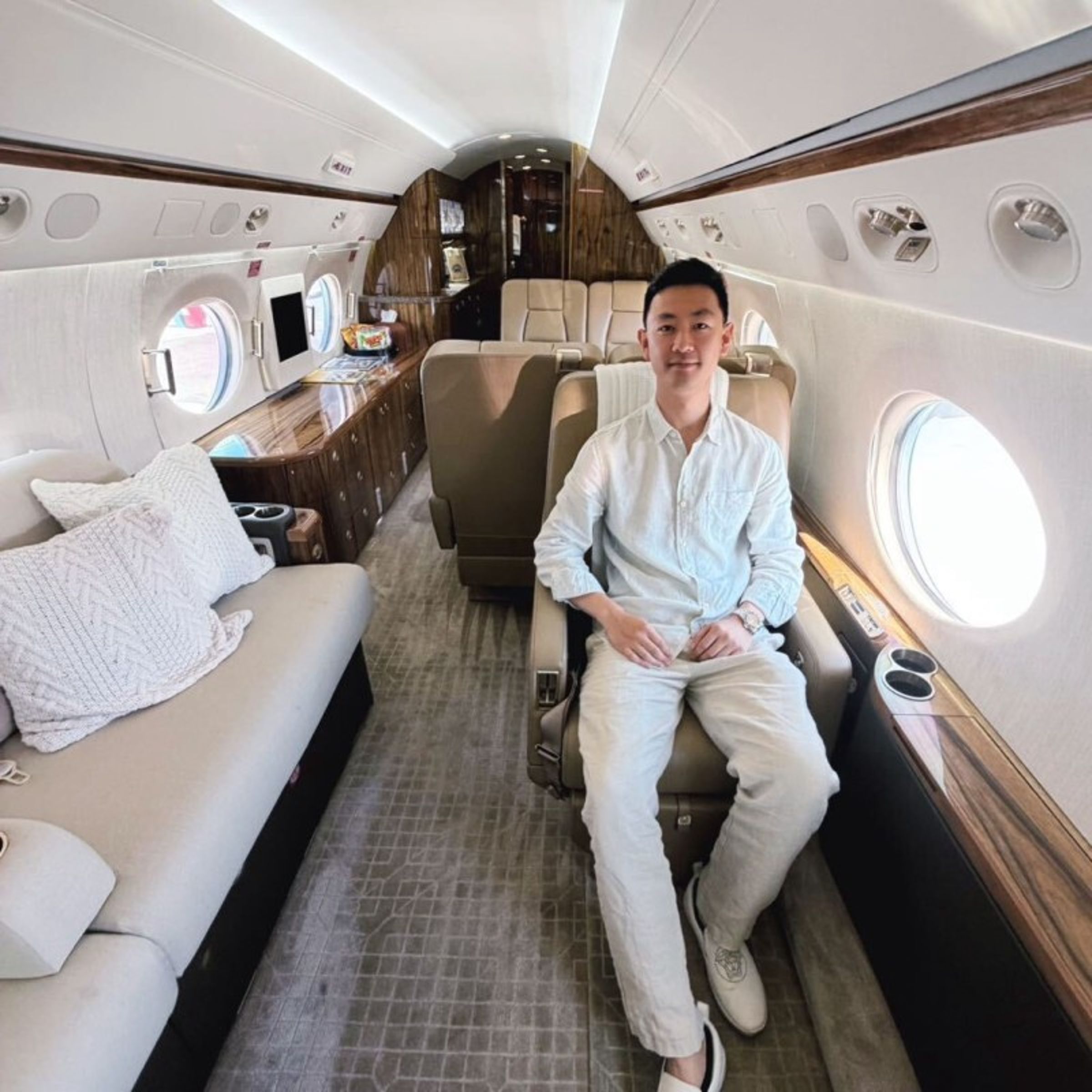Jerry Li領英頭像為搭私人飛機照片。（翻攝Linkedin）