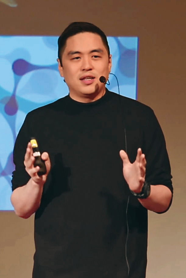 王泉仁幾乎在孩子的成長中缺席。（翻攝自特克斯對談YouTube）