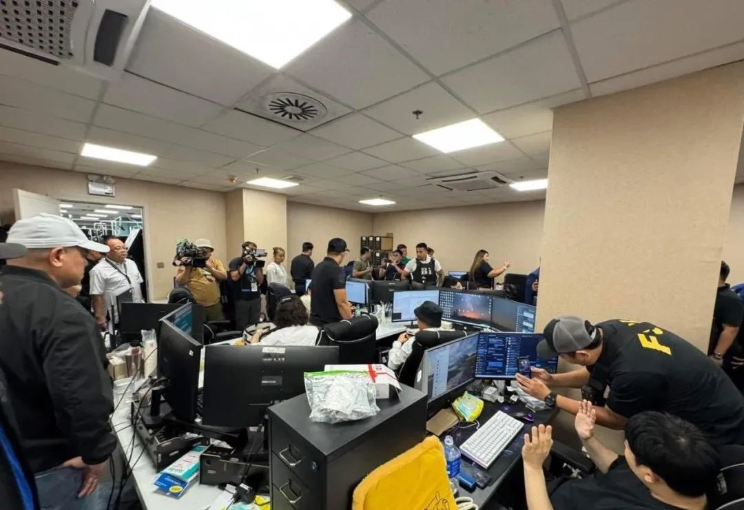 菲律賓硬起來！再查中國詐騙博弈據點，逮捕超過450人。圖為過去菲國警方的搜查行動。（翻自pasa.news）