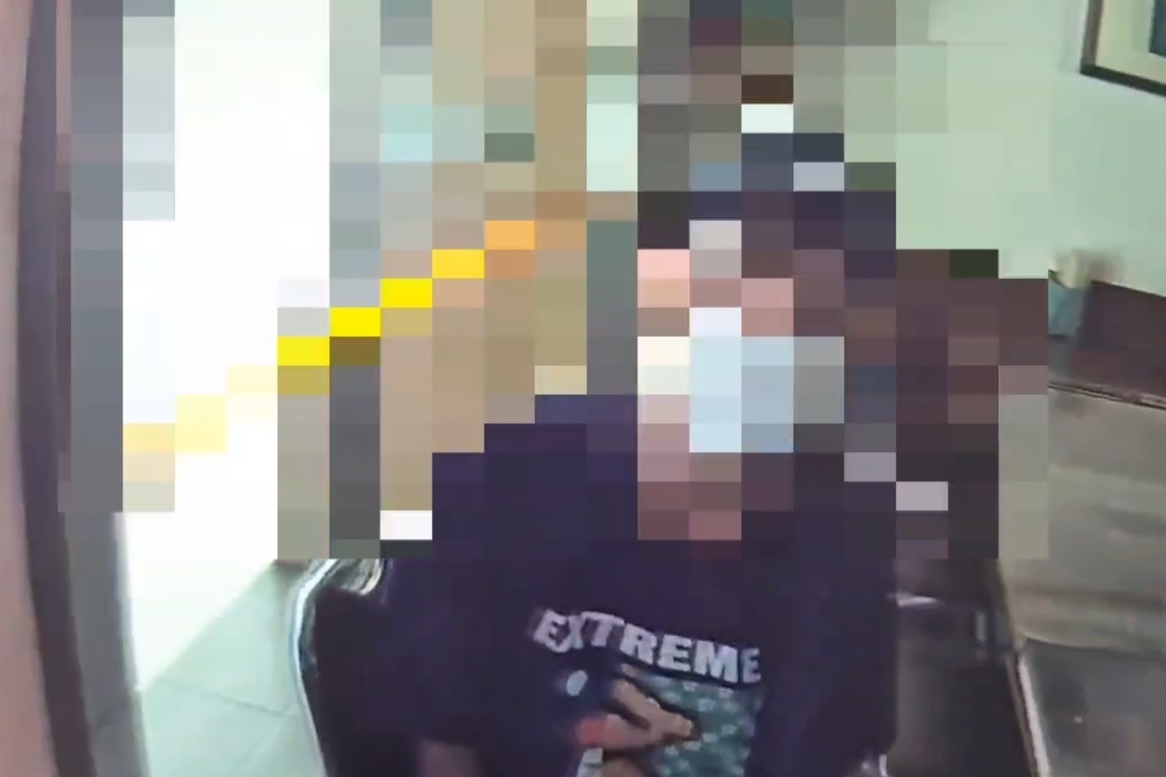 警方獲報到場查出裴男逃逸身分，還發現他因涉詐欺案遭到通緝。（翻攝畫面）