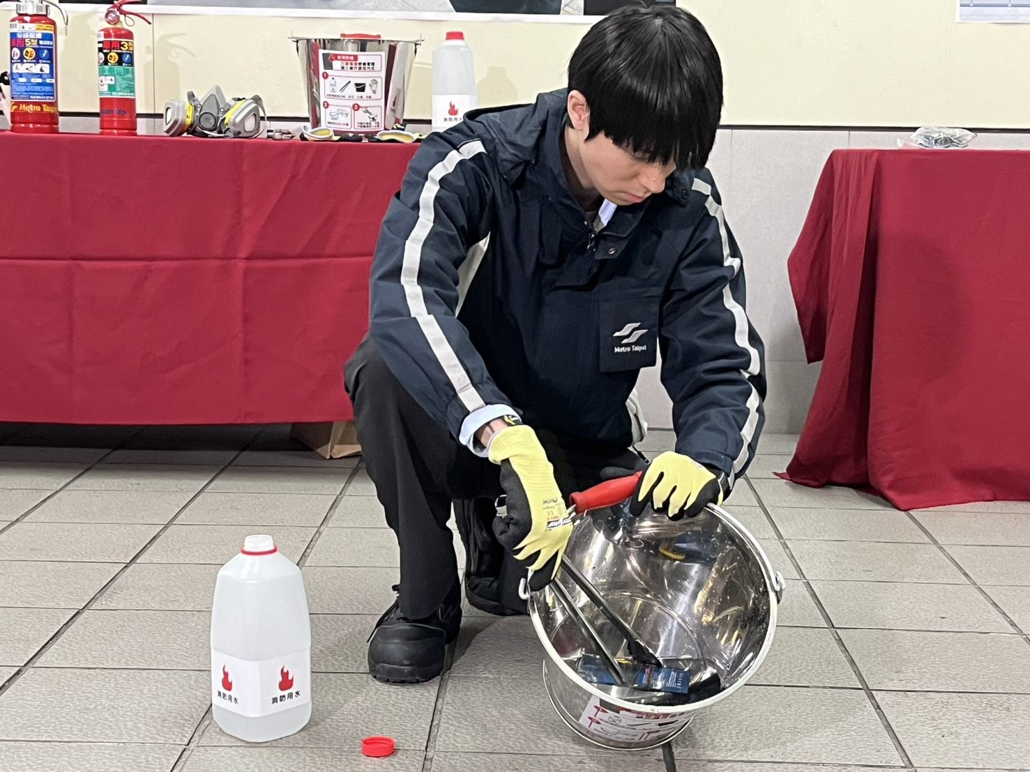 北捷工作人員示範行動電源滅火行徑。（北捷提供）