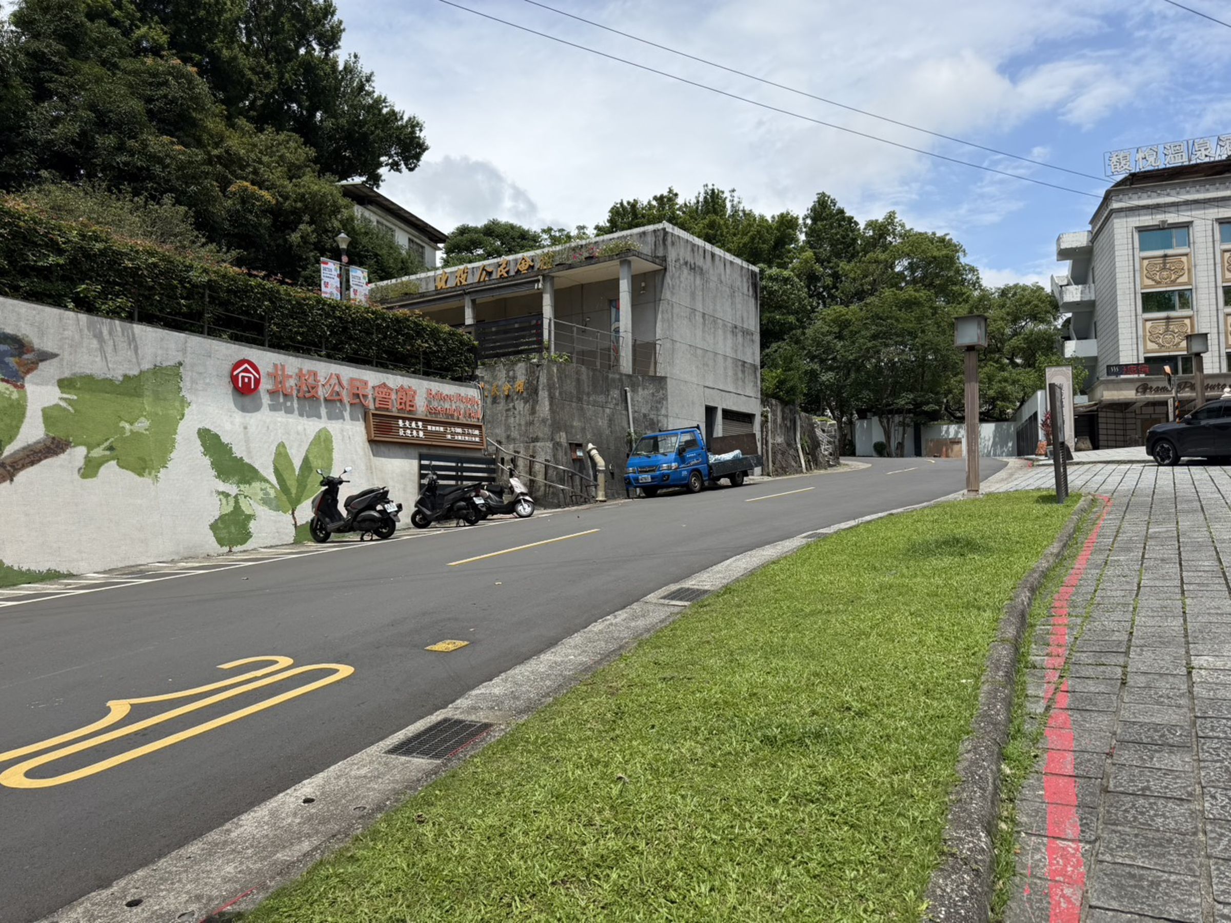 北投住宅依山而建,沿途可見陡坡、階梯與狹窄巷弄,特殊地形讓公車、捷運與計程車難以完整抵達。