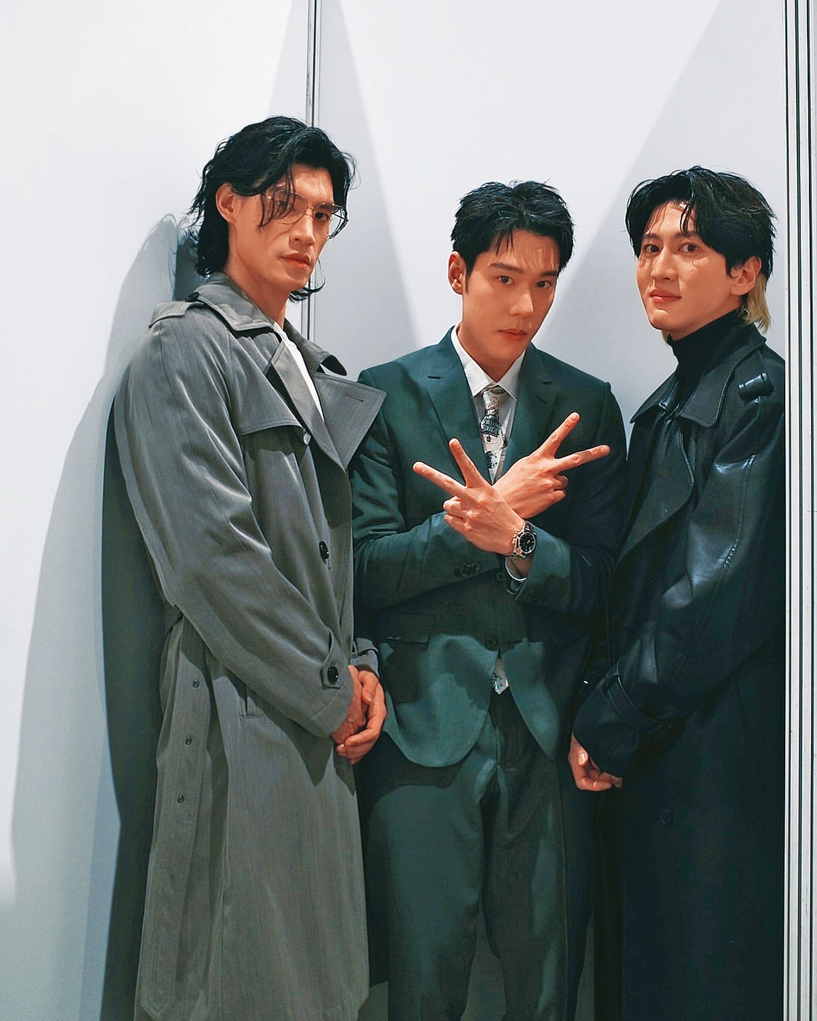 孫沁岳（右起）在黑色幽默偶像劇《男公館》飾演心狠手辣的反派，和周予天、羅宏正互相飆戲，該劇在香港影展曝光後備受矚目。（翻攝自孫沁岳IG）