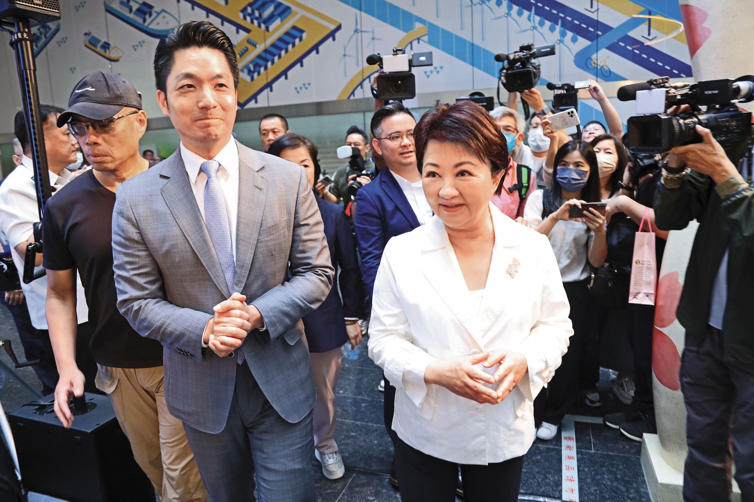 蔣萬安(前左)、盧秀燕(前右)人氣高,收到跨縣市藍委站台邀約。(台中市政府提供)