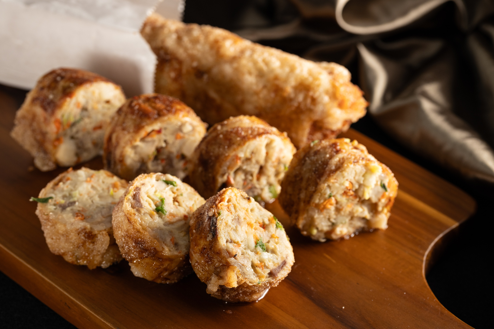 心心念念的「阿富網絲肉捲」，遵循古法製作，餡料豐富，第一口就滿足。（傳統肉捲80元／條）