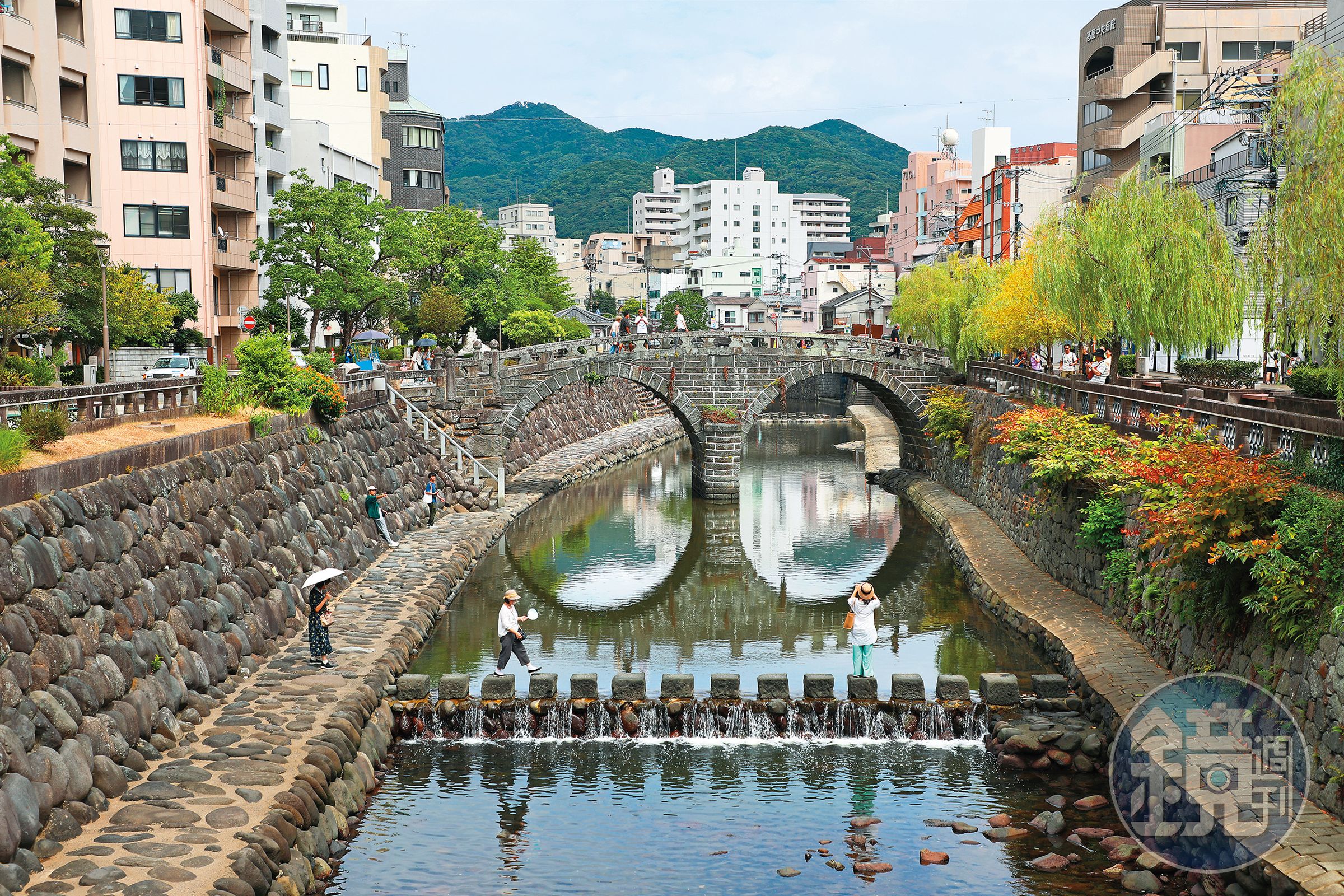 來到長崎市鬧區的眼鏡橋，除了能拍照留念，附近也有便利商店、長崎蛋糕店與伴手禮店聚集。