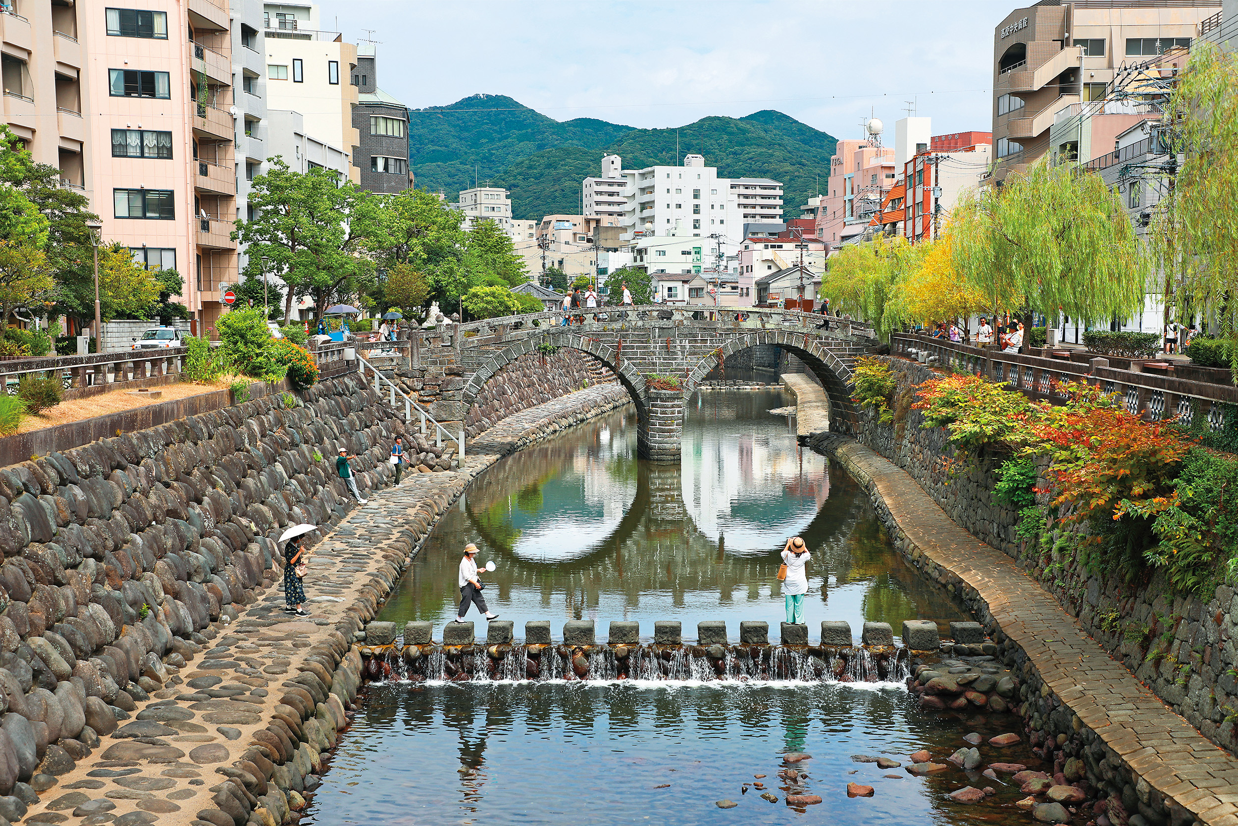 來到長崎市鬧區的眼鏡橋，除了能拍照留念，附近也有便利商店、長崎蛋糕店與伴手禮店聚集。