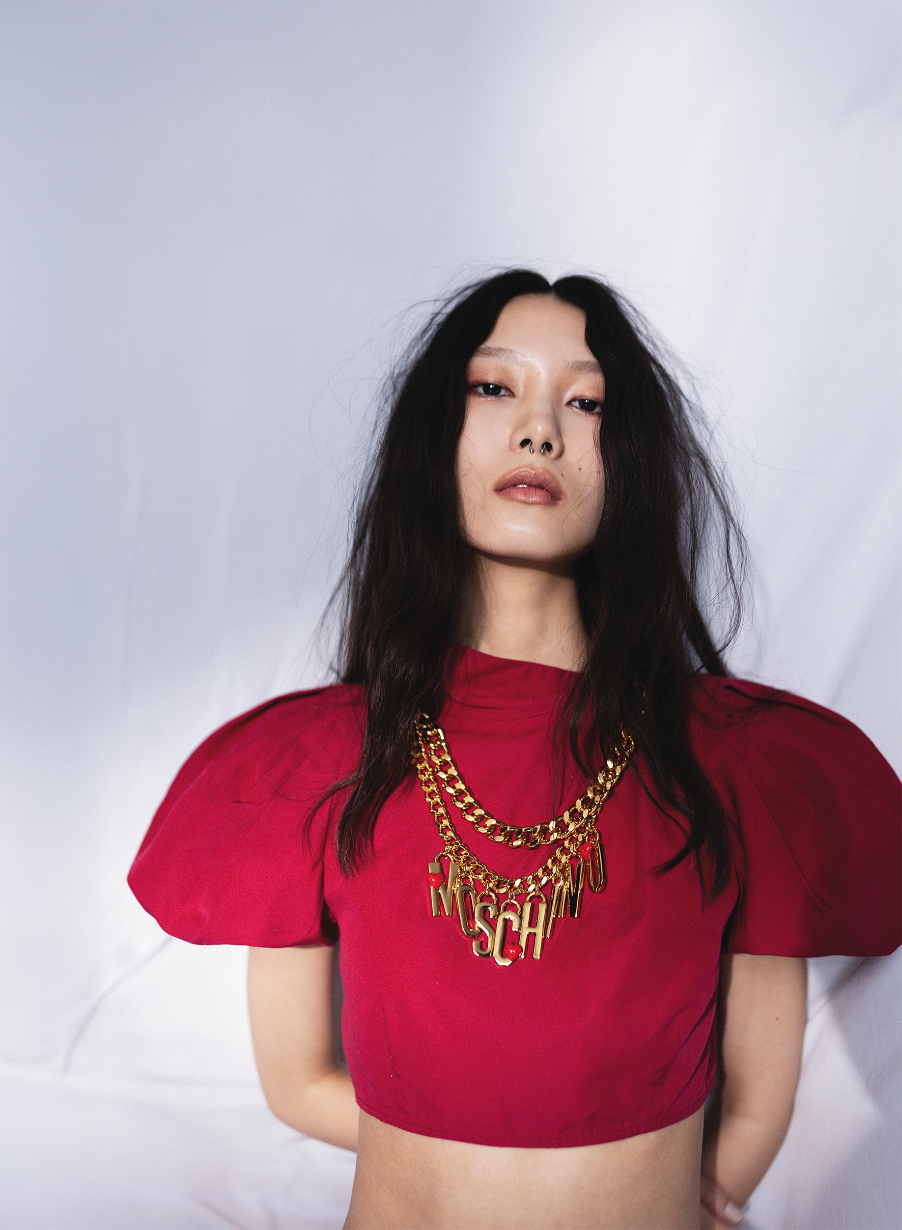 澎袖造型短版上衣 NT$30,500 by MOSCHINO／愛心LOGO腰鍊（當項鍊） NT$41,800 by MOSCHINO