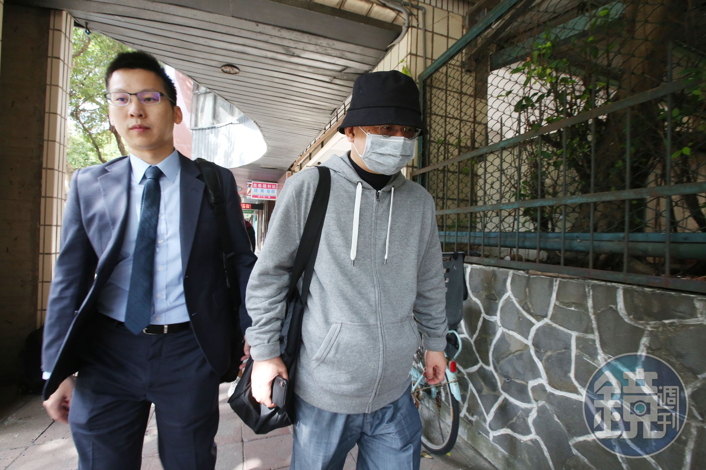 向心(右)因涉違反國安法於2019年間遭到約談並起訴境管至今。圖為2019年間遭北檢約談畫面。