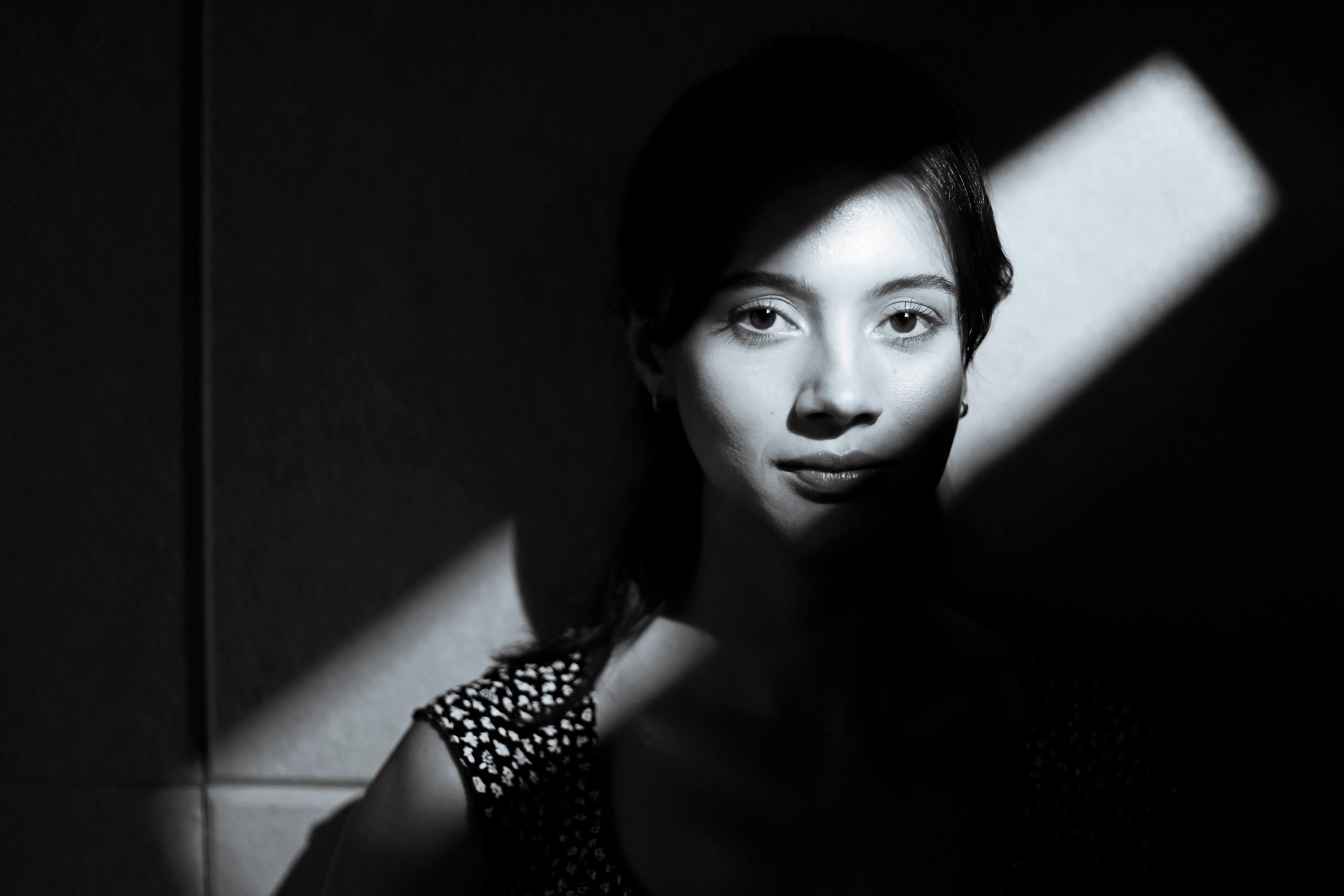 台美混血網紅奶黃首挑大梁，主持行腳節目。