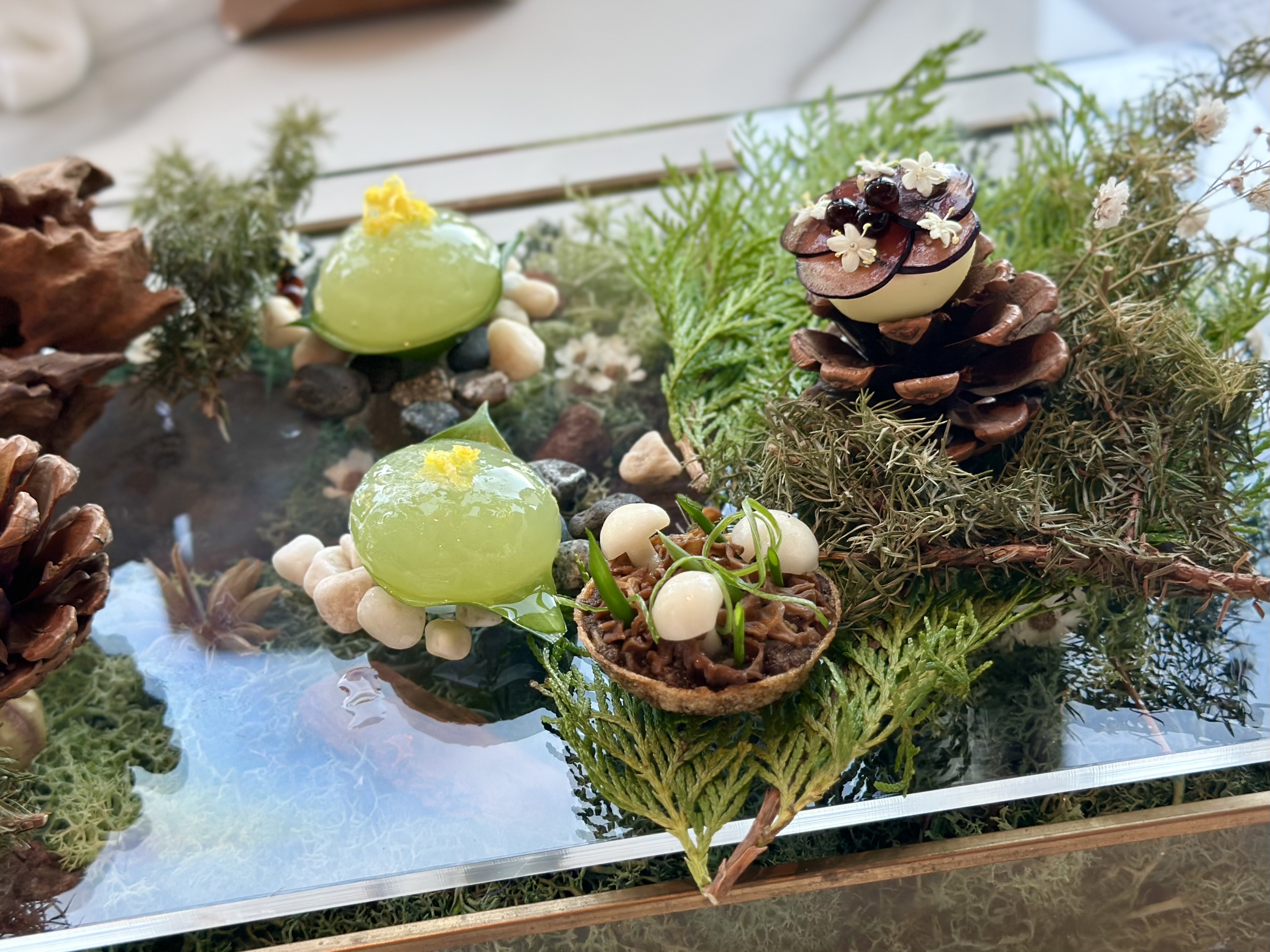 「開胃小點」與花藝品牌「煙花蕨醒」合作,讓擺盤更有森林氣息,3款小品氣味豐富,能喚醒味蕾。(晚間套餐菜色)