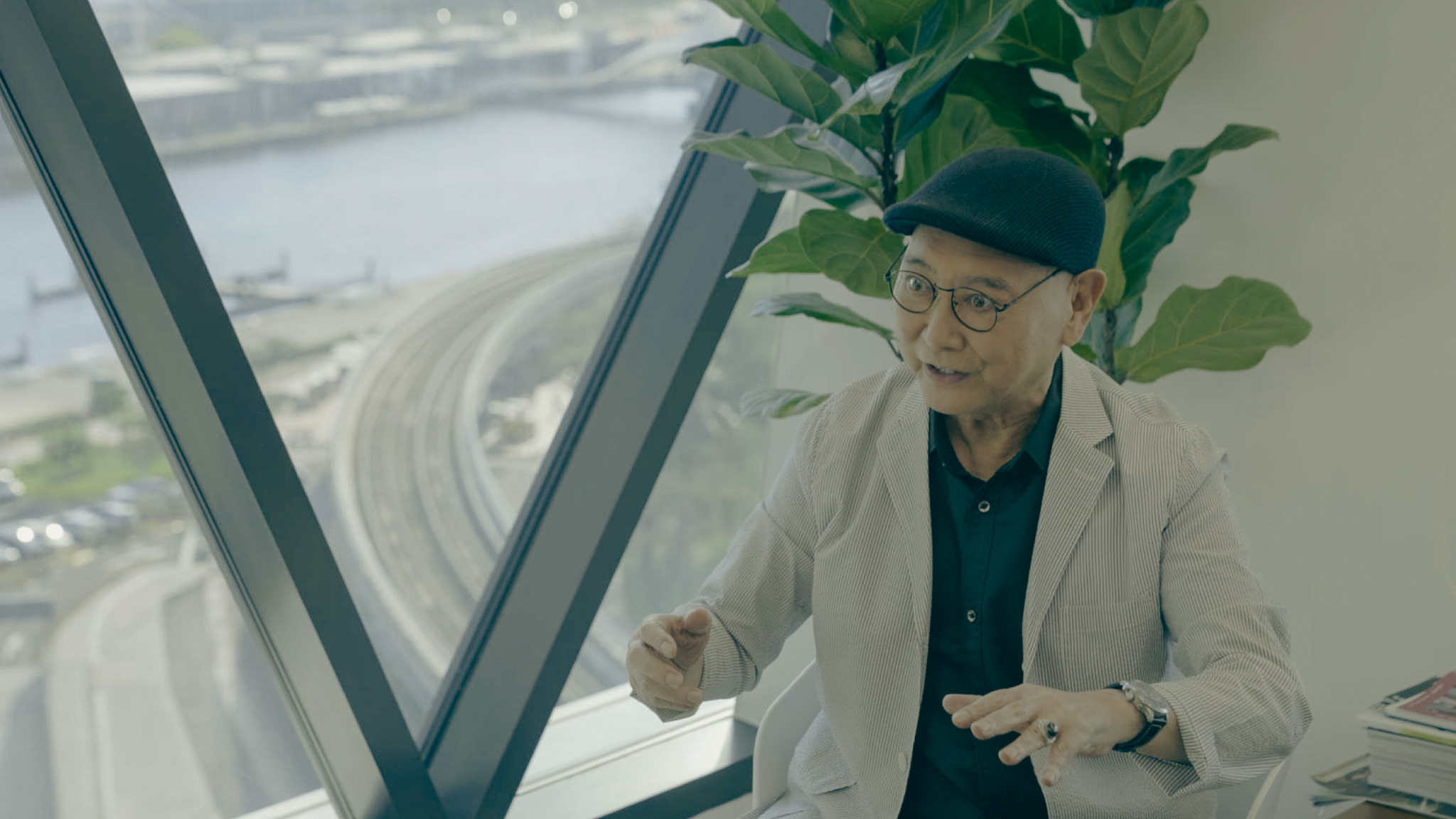 《高雄有顆藍寶石》回顧當年舞台群星雲集的盛況，康弘也在此嶄露頭角。（高雄流行音樂中心提供）