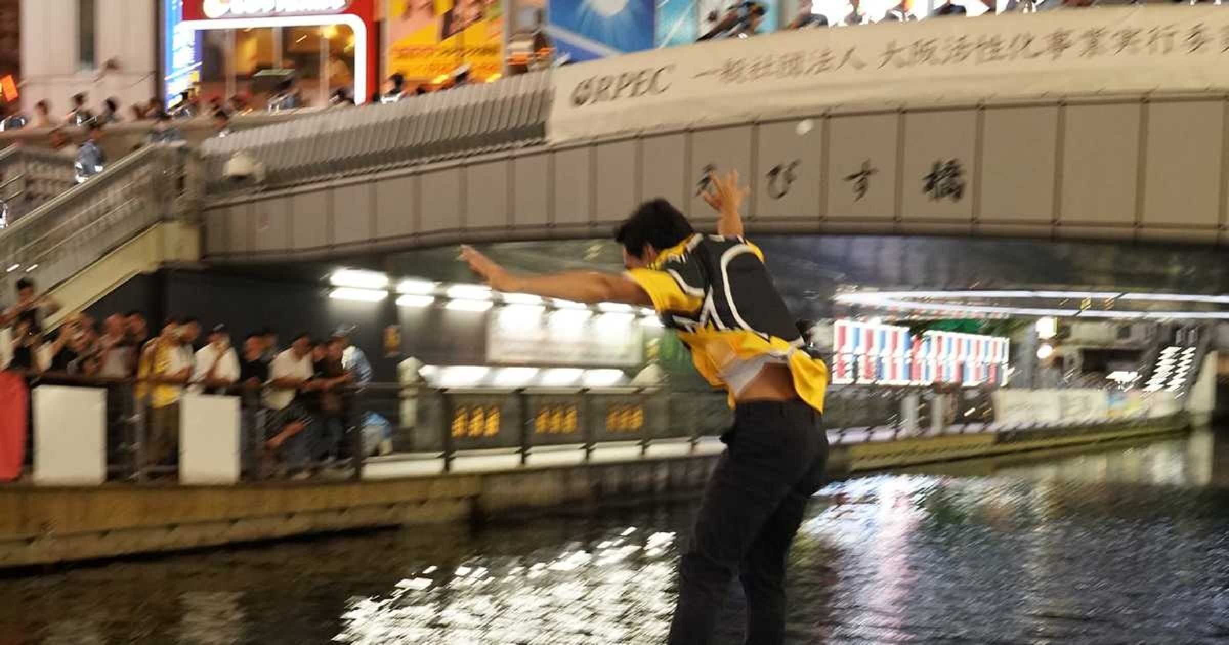 阪神虎9月拿下聯盟優勝,虎迷興奮跳河。(翻攝自推特@Sankei_news)