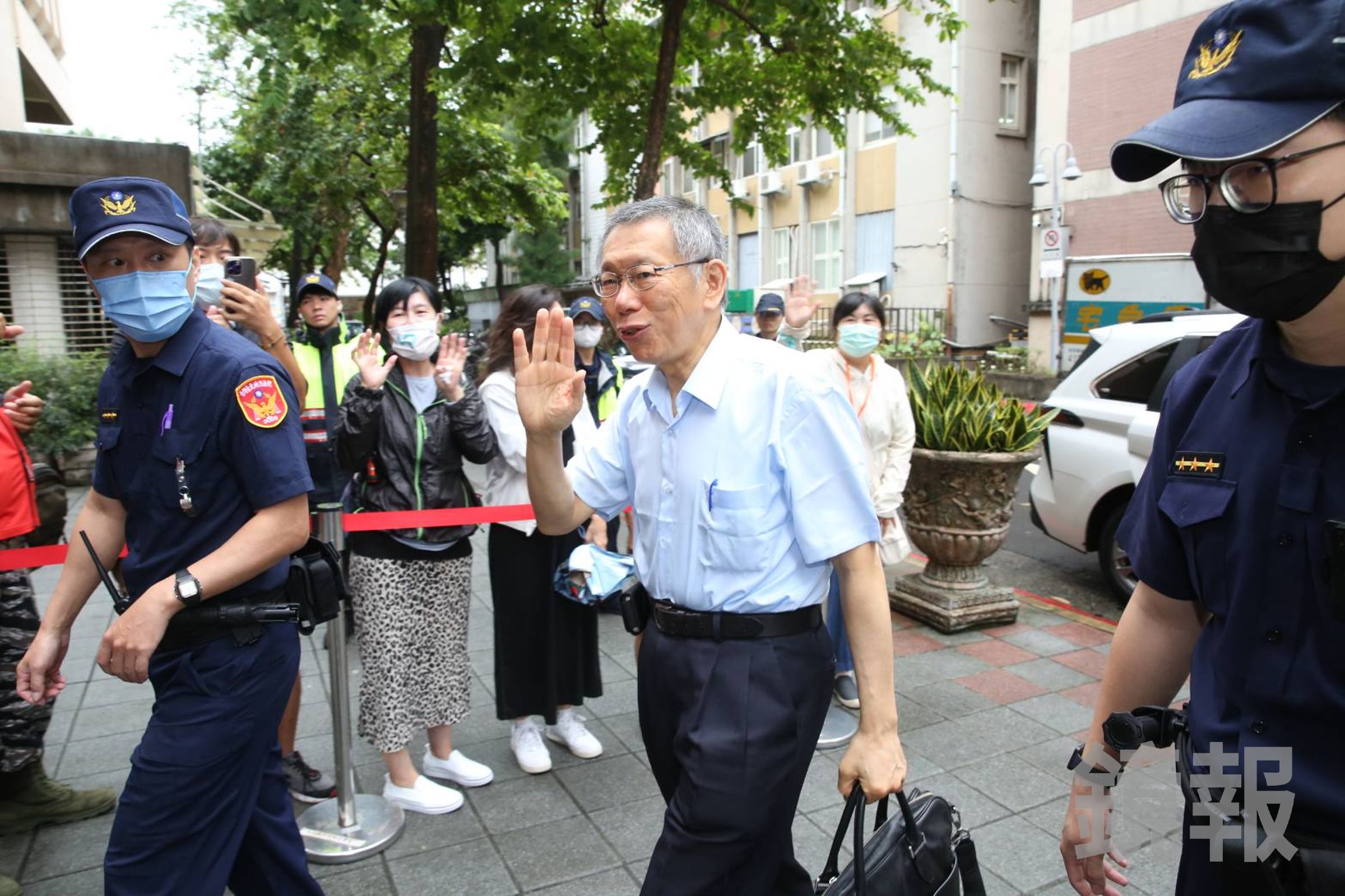 柯文哲今針對政治獻金弊案出庭詰問媒體大亨邱復生。(鏡報董孟航)