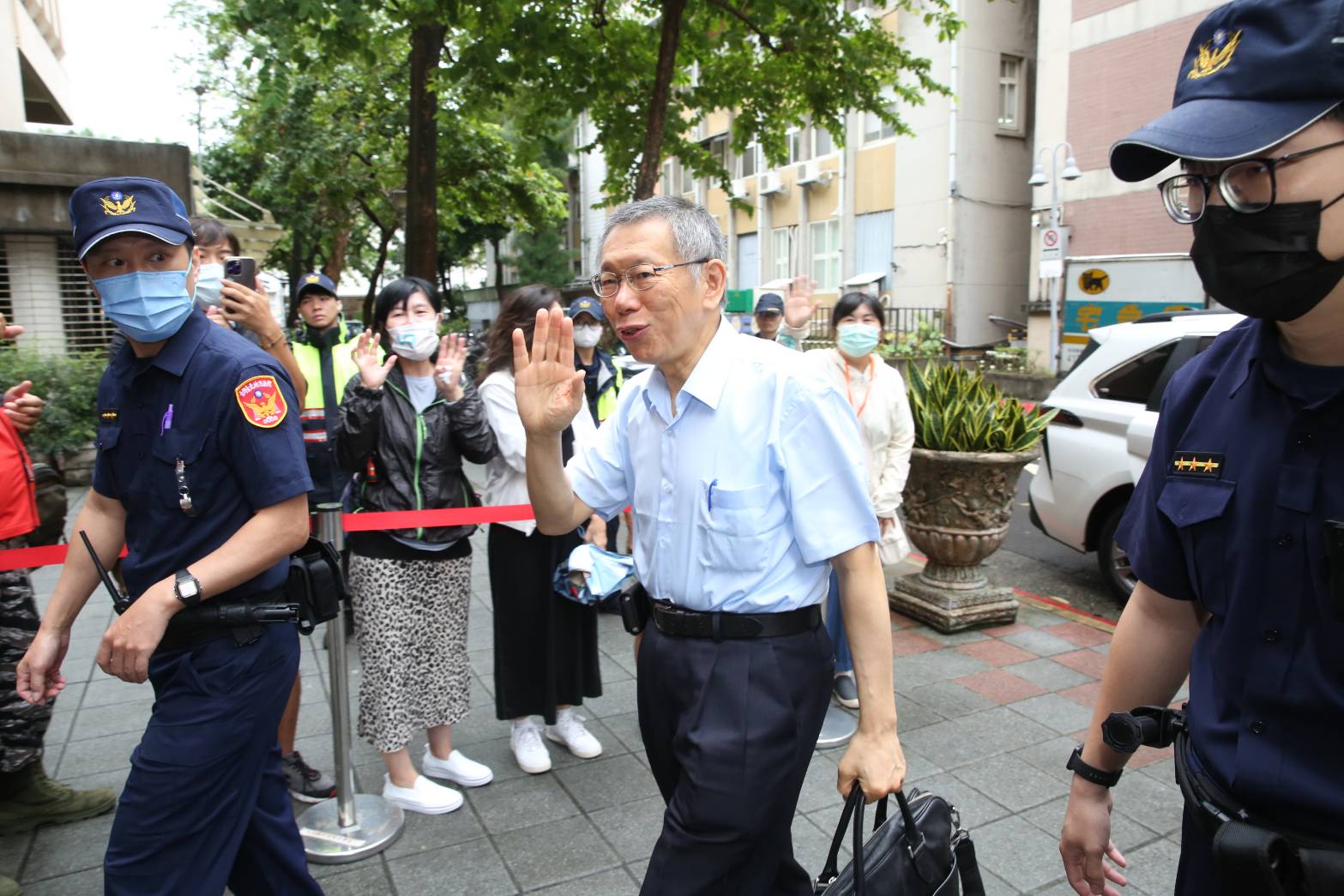 柯文哲今針對政治獻金弊案出庭詰問媒體大亨邱復生。(鏡報董孟航)