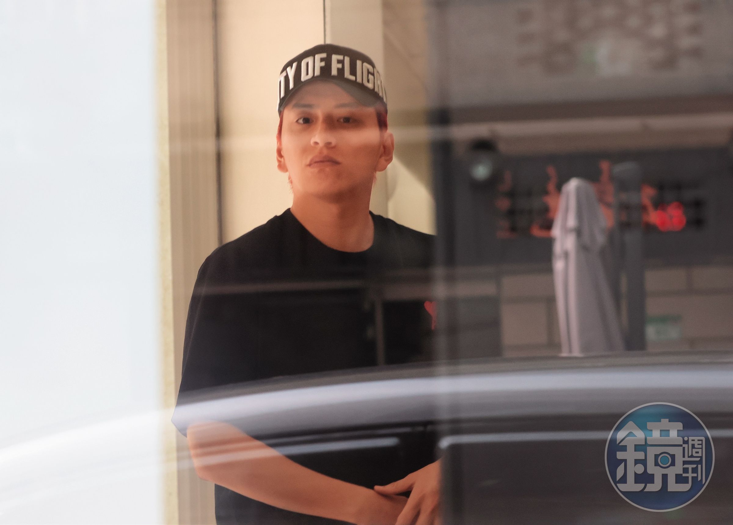 王大陸看似渾身準備好好出門遊街,但又瞻前顧後,身體反應非常敏感。
