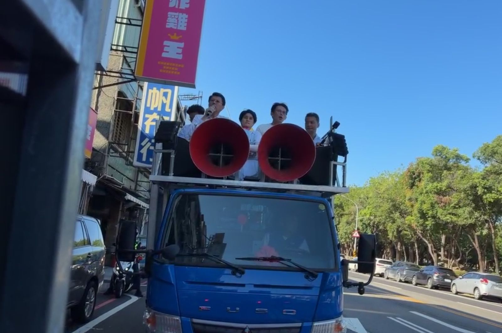 藍白合掃街車隊無視紅燈衝路口 謝龍介檢討承諾「用路安全擺第一」