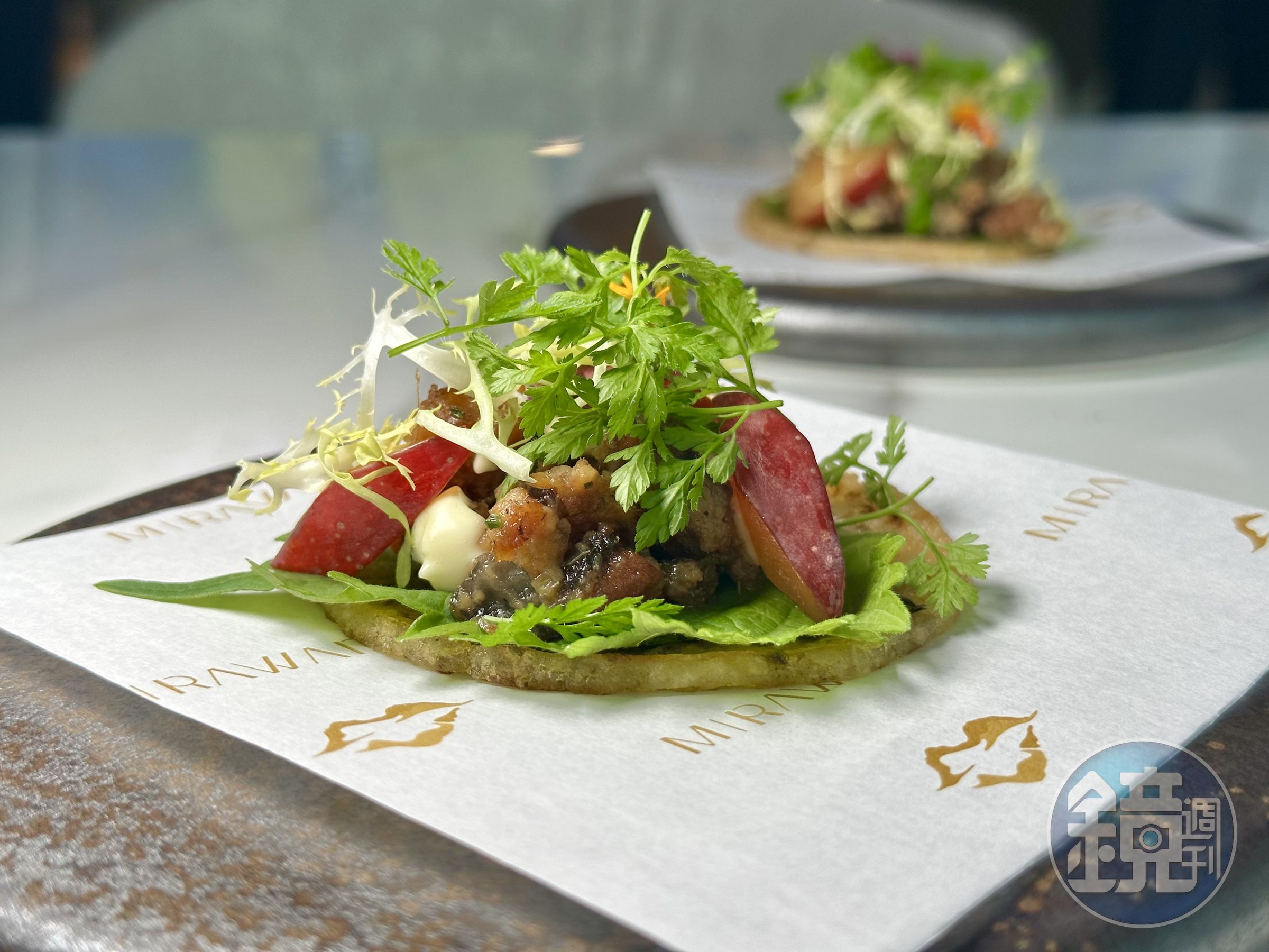 「鰻魚飯塔可」米餅軟脆,包著魚肉、紅肉李和花卉一起吃,味道豐富有變化。(980元法式午茶套餐菜色)