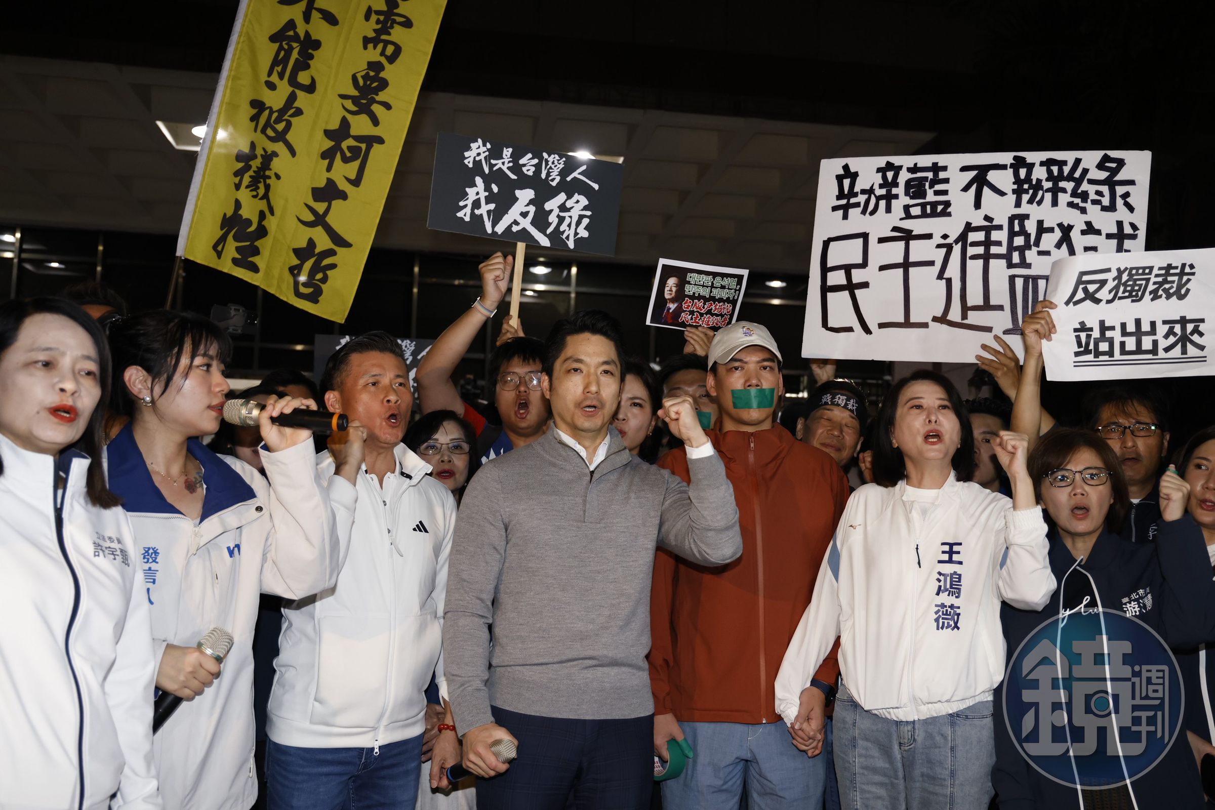 台北市長蔣萬安晚間加入國民黨集結北檢的抗議,強調今晚個人行為會自己承擔。