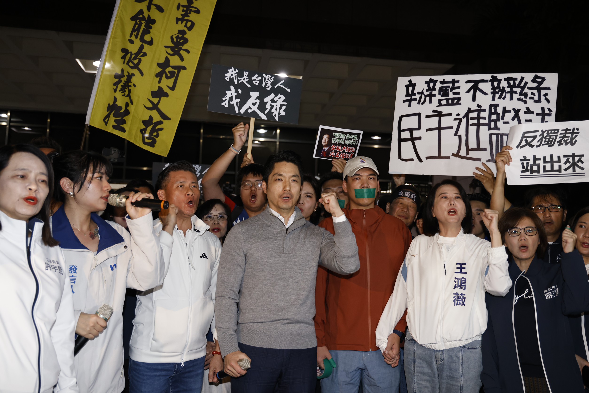 台北市長蔣萬安晚間加入國民黨集結北檢的抗議，強調今晚個人行為會自己承擔。