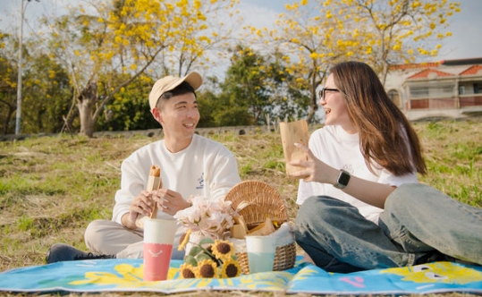 除了欣賞風鈴木美景，還有金曲歌手領銜，超強卡司打造的音樂盛宴。此外，民眾還能用指定數量的舊電池兌換野餐籃、野餐墊，響應環保。（嘉義市政府提供）