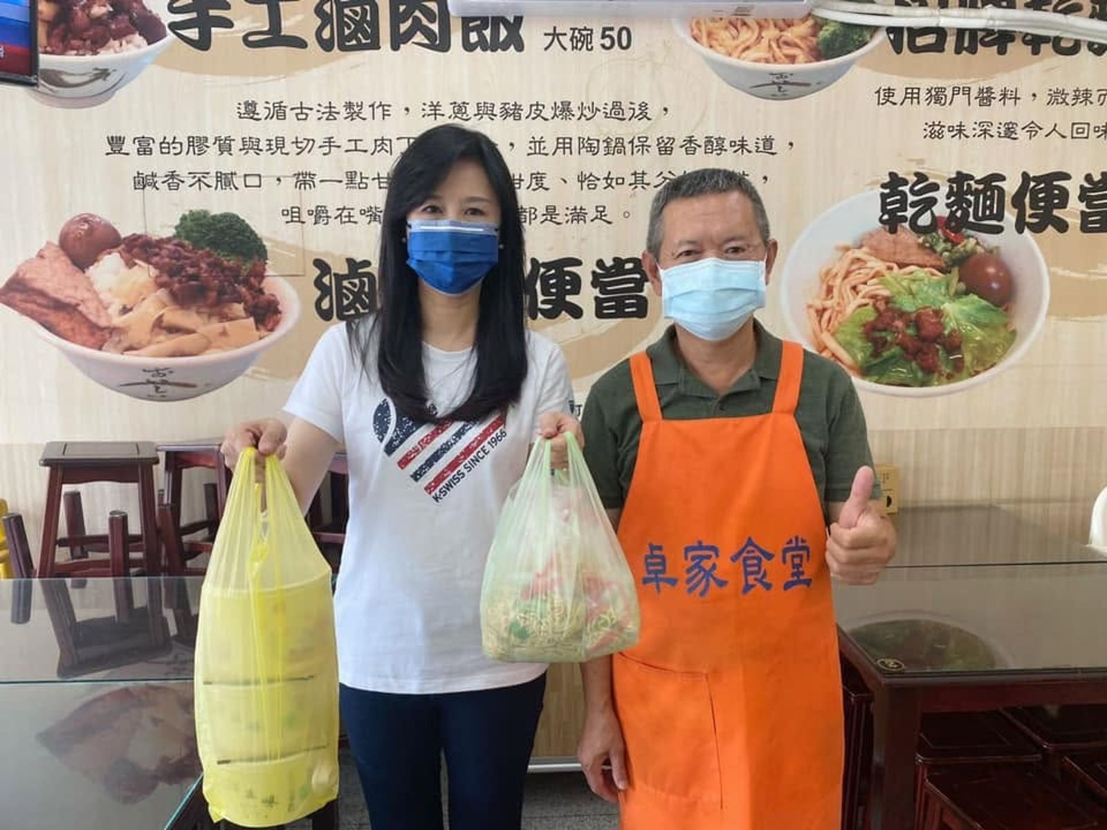 小吃店老闆被爆「邊刮鬍子邊備料」態度超囂張! 網秀萬美玲合照「超硬背景曝」