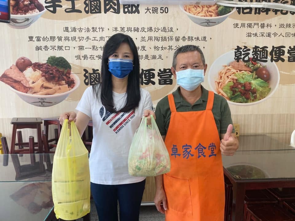 小吃店老闆被爆「邊刮鬍子邊備料」態度超囂張! 網秀萬美玲合照「超硬背景曝」