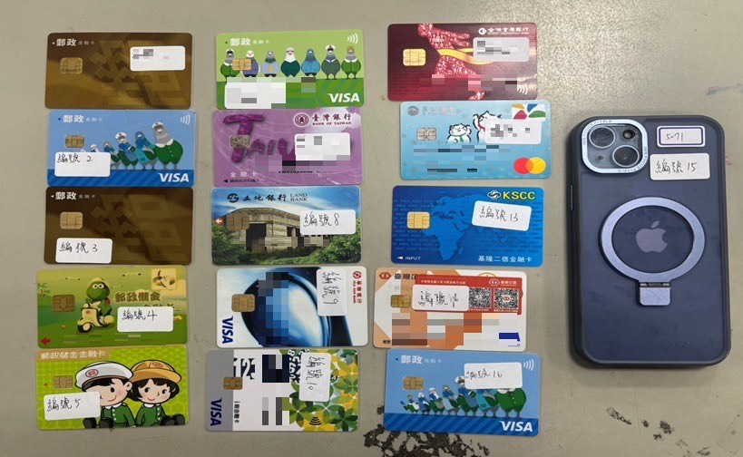 土城警方在馬男身上起出14張非其本人的金融卡。（翻攝畫面）