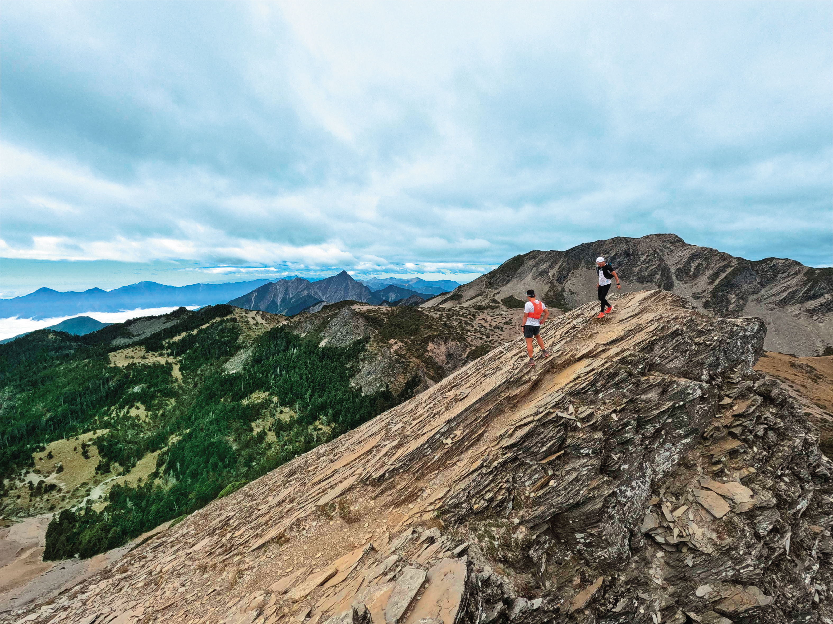 紀錄片《赤心巔峰》跑者在山脊訓練的過程令人看得膽顫心驚。（活水文化提供）