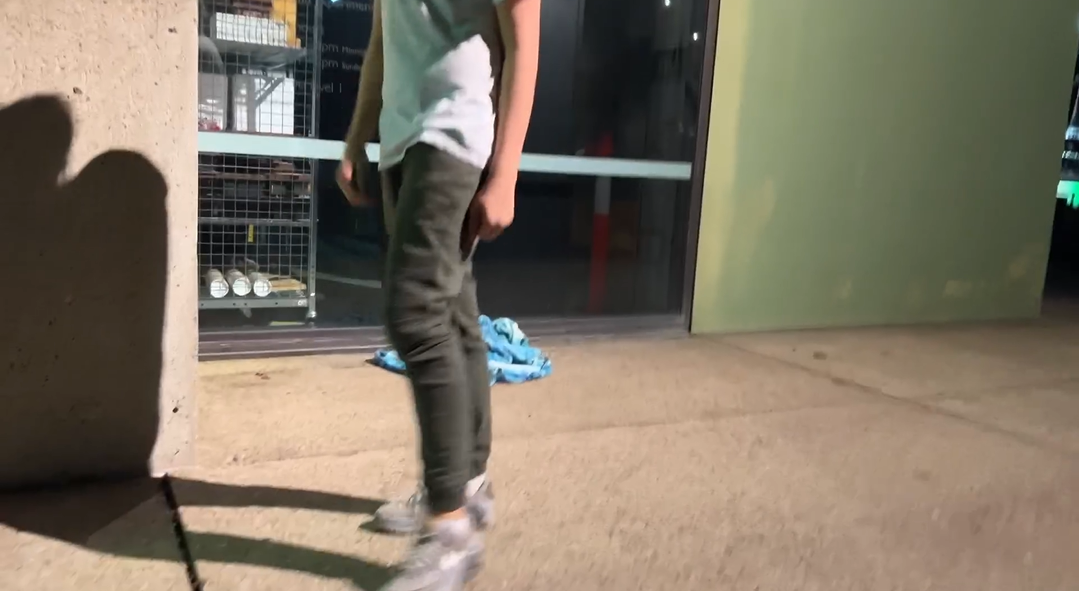 網紅艾庭日前在澳洲旅遊時，遭到當地的青少年攻擊。（翻攝Instagram@awu777）