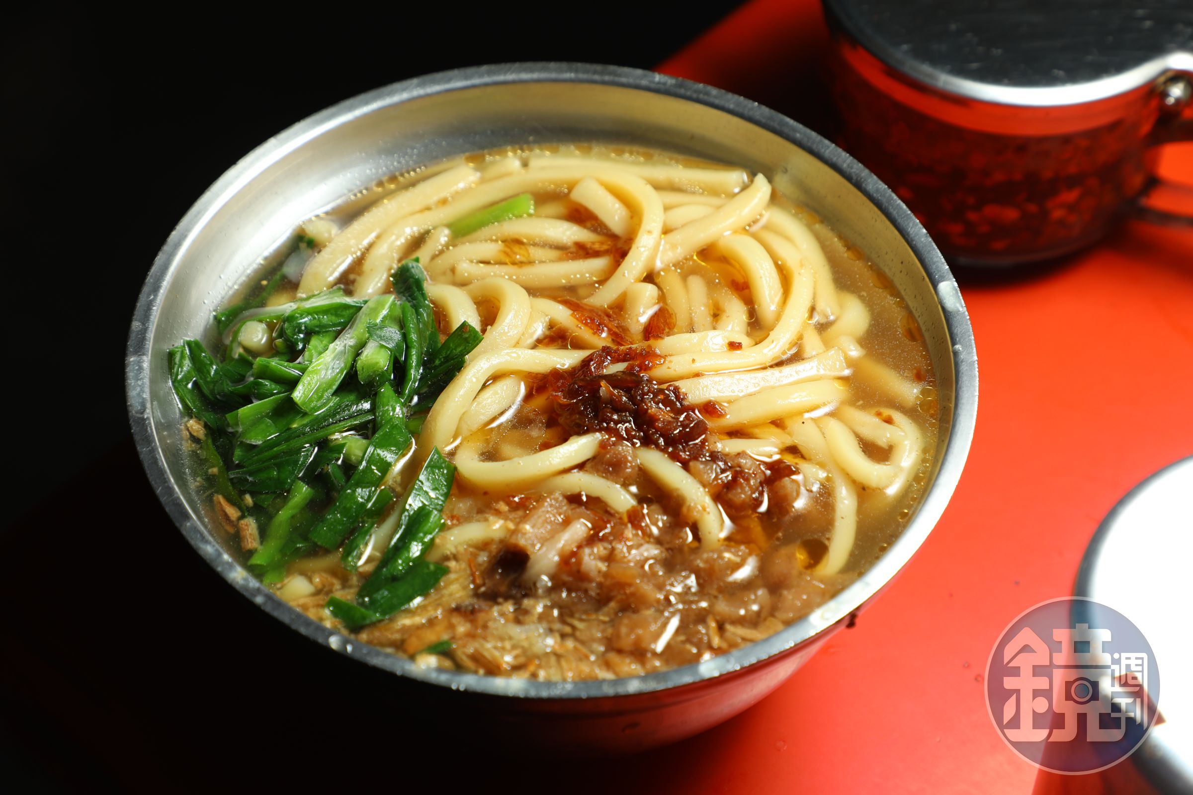 這碗「大麵羹」麵條軟滑,加上韭菜、油蔥和菜脯添味,滋味其實沒有想像中的怪。(40元/碗)