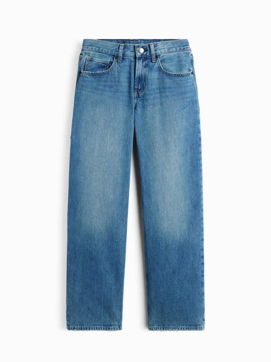 The Hailey Jean低腰寬鬆牛仔褲(淺藍刷色)。NT$2,299(GAP提供)