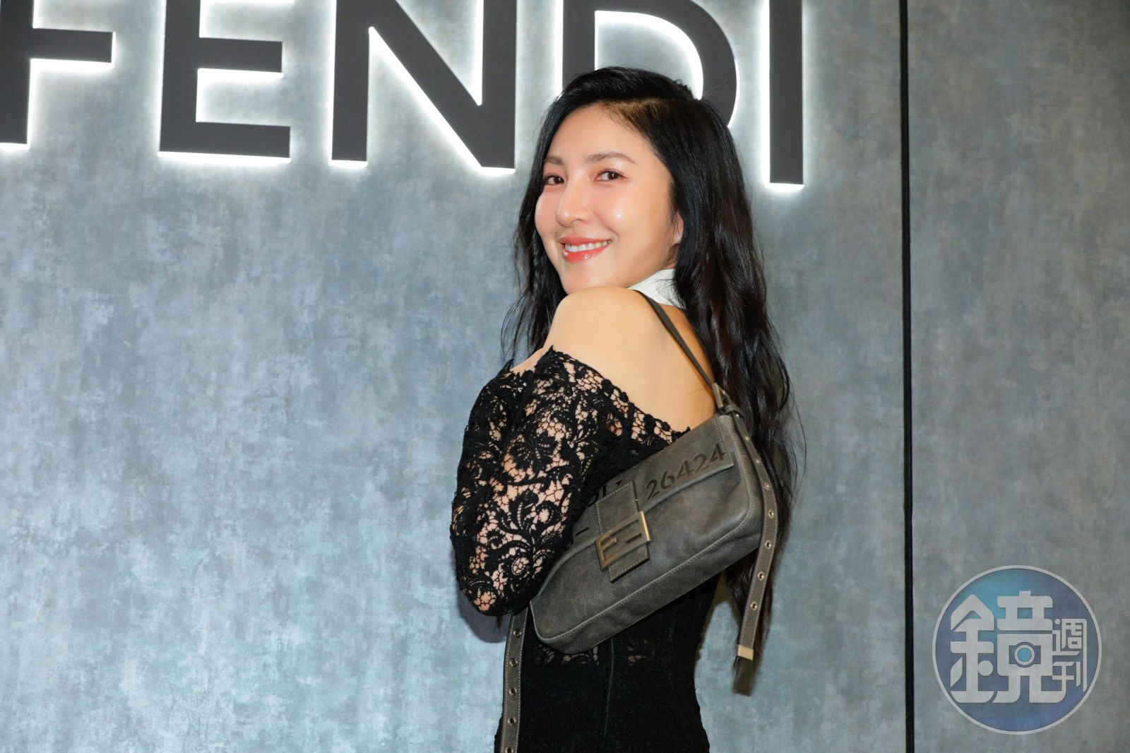 楊謹華背著FENDI Baguette 26424復刻系列,開玩笑說自己會更喜歡印有「99999」編號的數字。(蕭志傑攝)