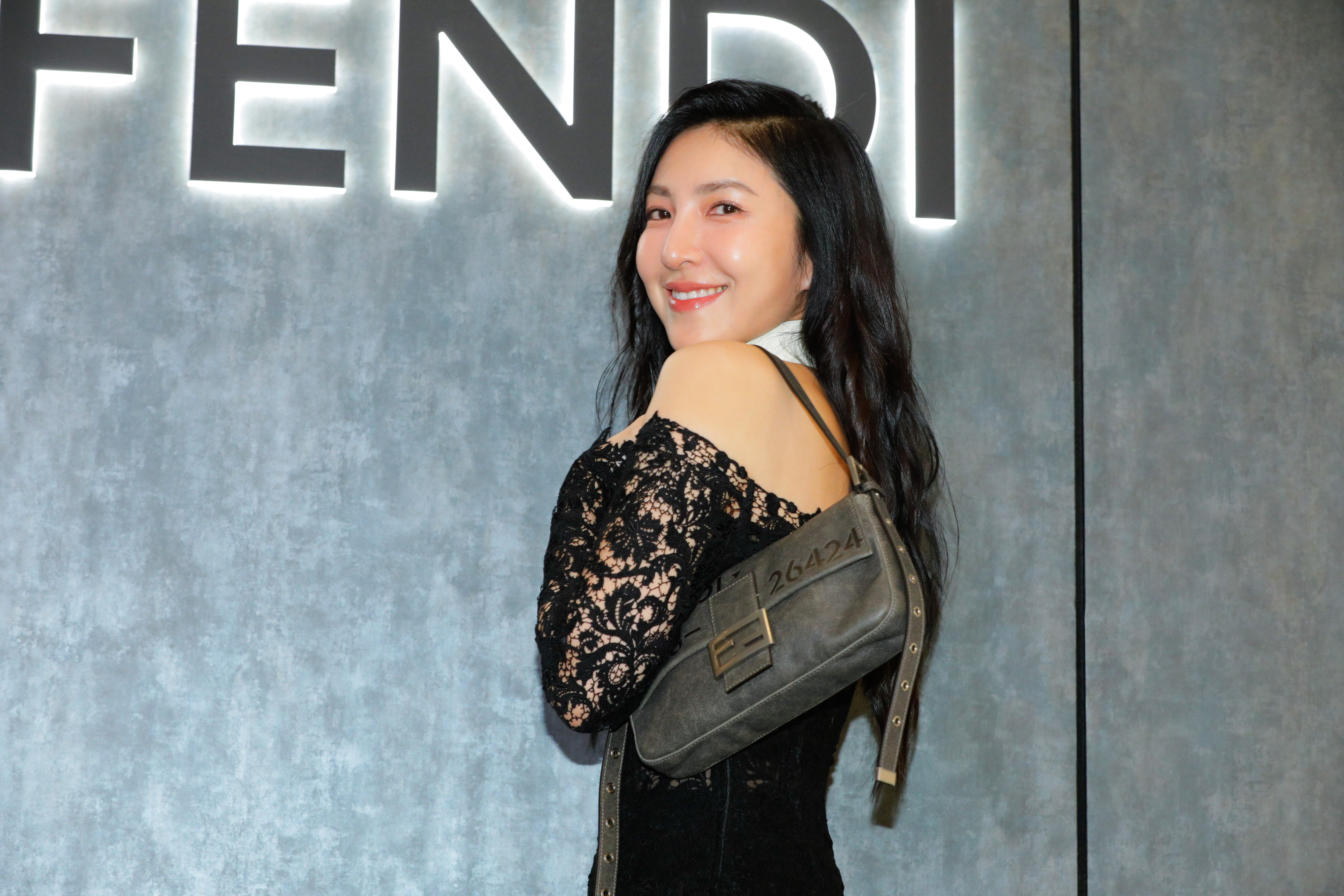 楊謹華背著FENDI Baguette 26424復刻系列，開玩笑說自己會更喜歡印有「99999」編號的數字。（蕭志傑攝）