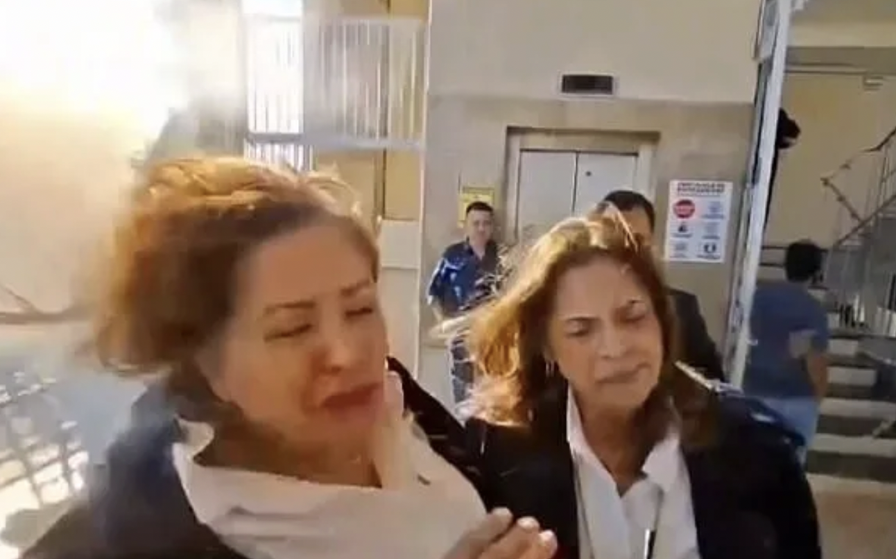 宏都拉斯女議員受訪到一半，突然遭爆裂物正中頭部，畫面相當驚悚。（翻攝自騰訊網）