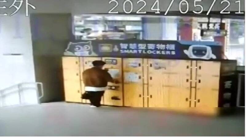 洪姓凶嫌把3把刀藏在身上,再把行李放置水安站置物櫃。(警方提供)