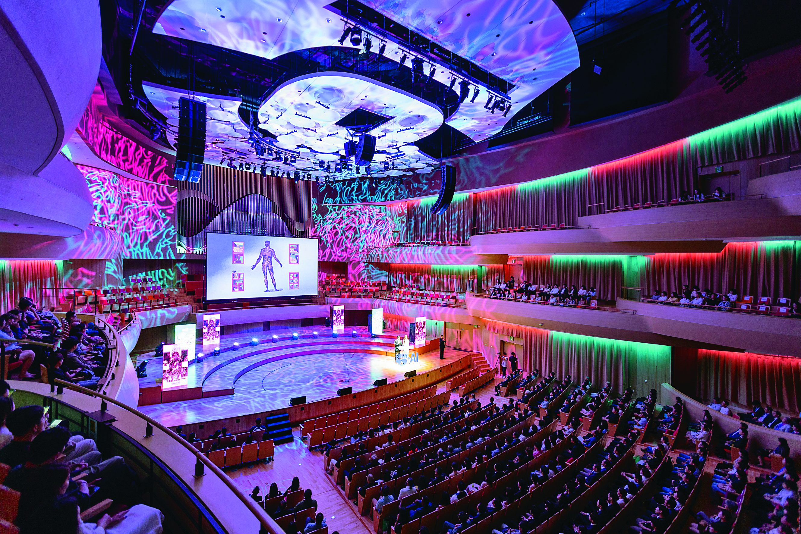 第28屆富川國際奇幻影展在去年剛落成的富川藝術中心開幕，現場透過影片和聲光效果增添主打的奇幻氛圍。（BIFAN提供）