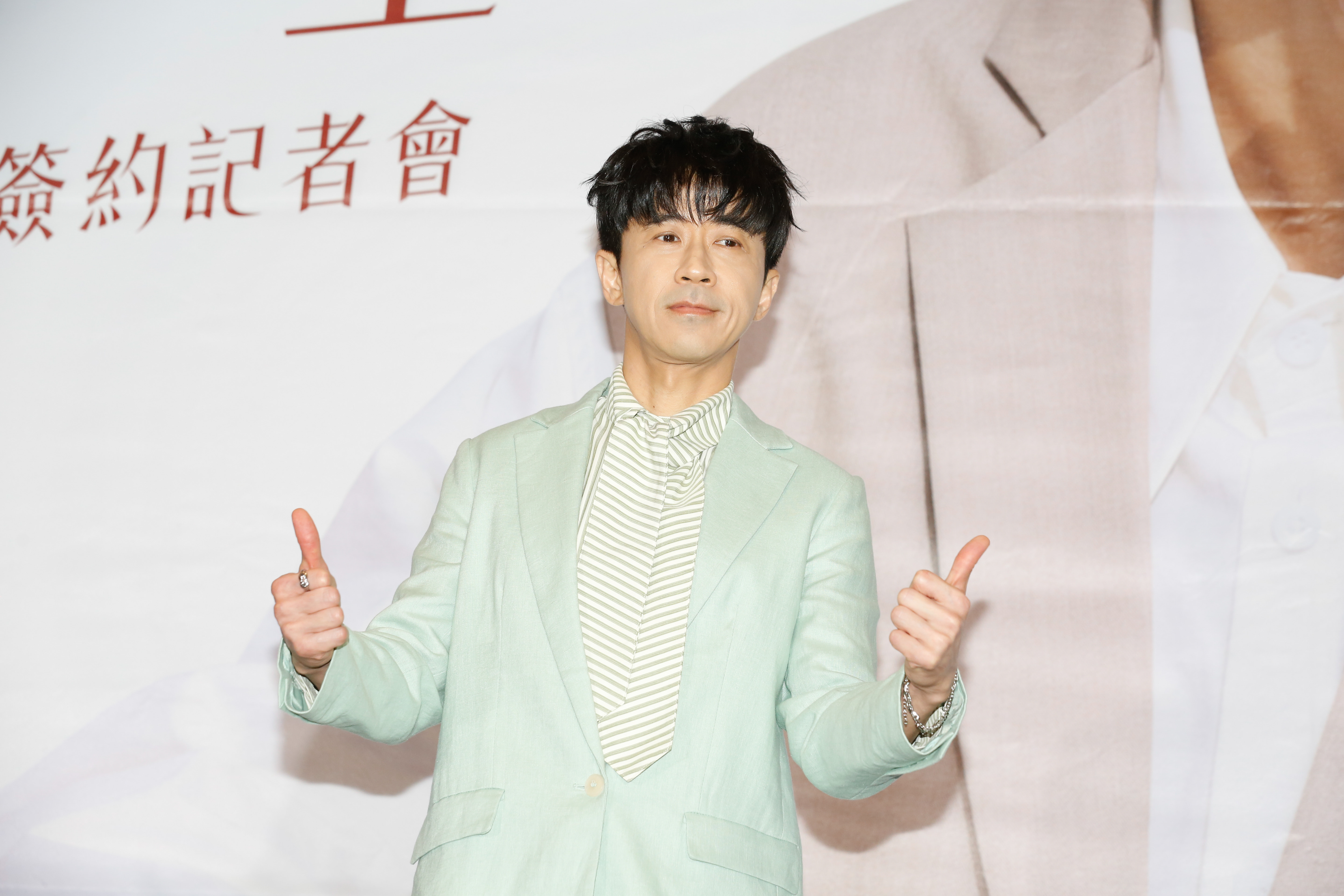 已然53歲的光良,凍齡有術。