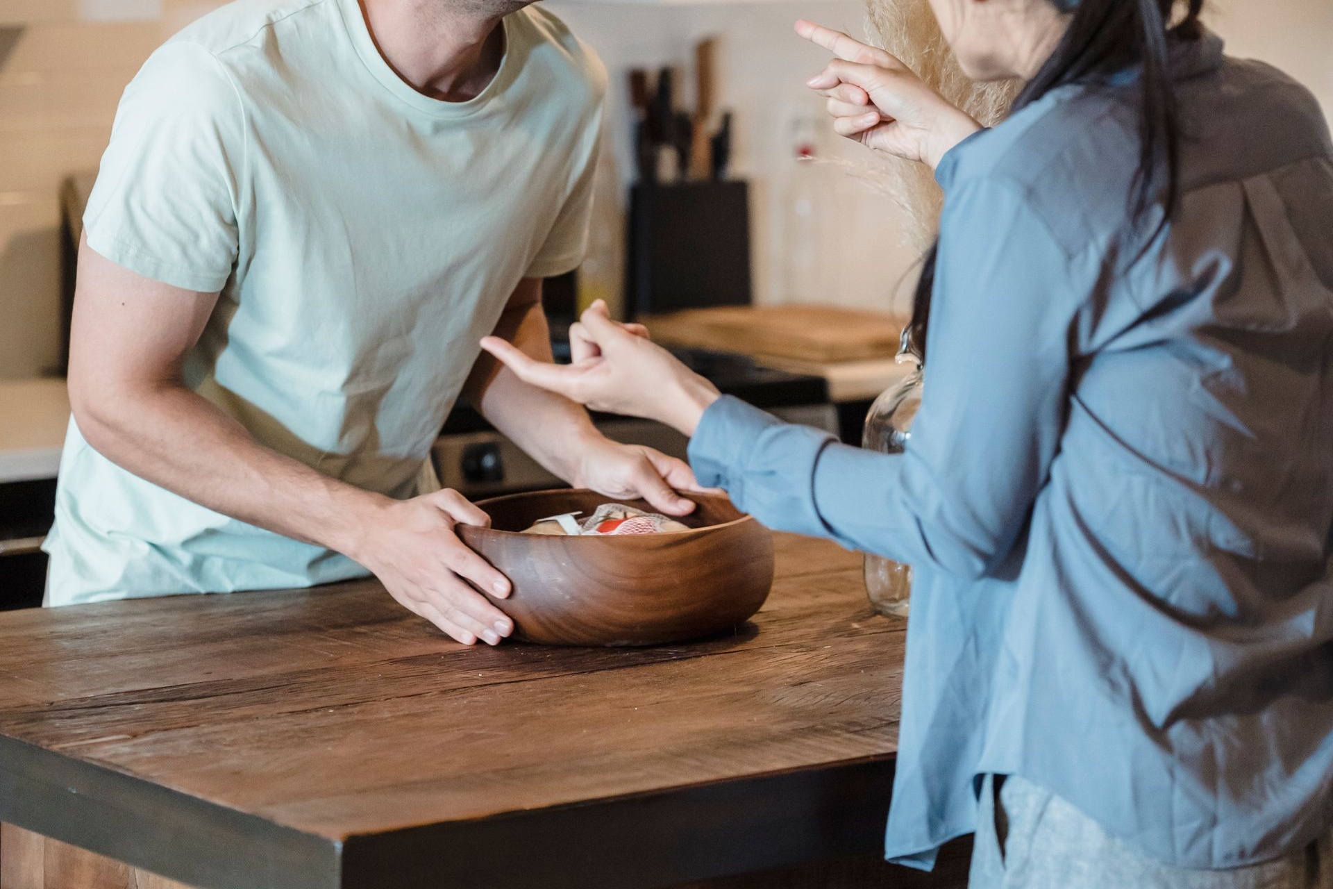 新婚2年的夫妻,因為剛搬來的女鄰居的出現爭執。(示意圖,pexels)